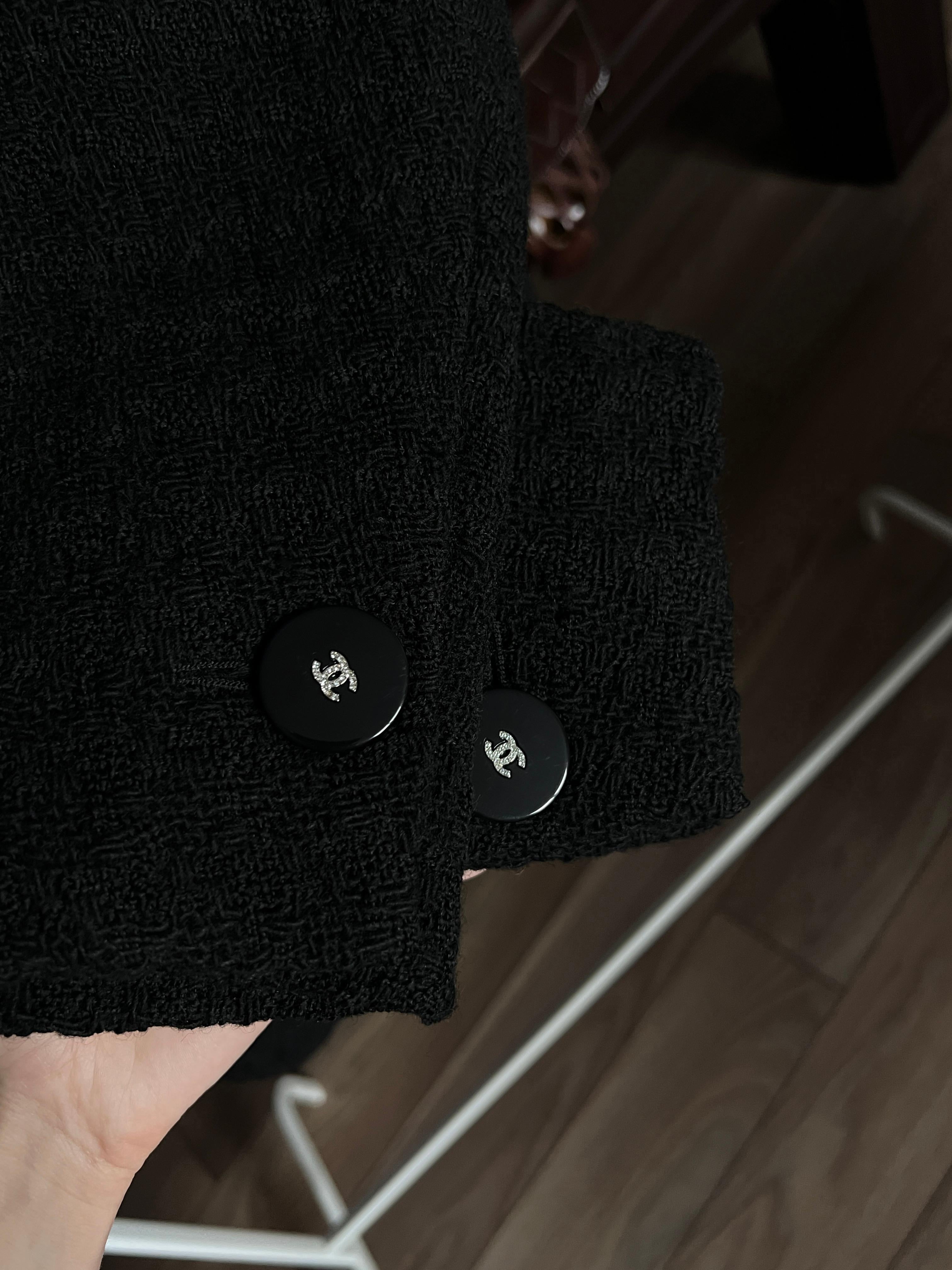 Chanel New Paris / Cosmopolite It-Girl Black Tweed Jacket For Sale 8