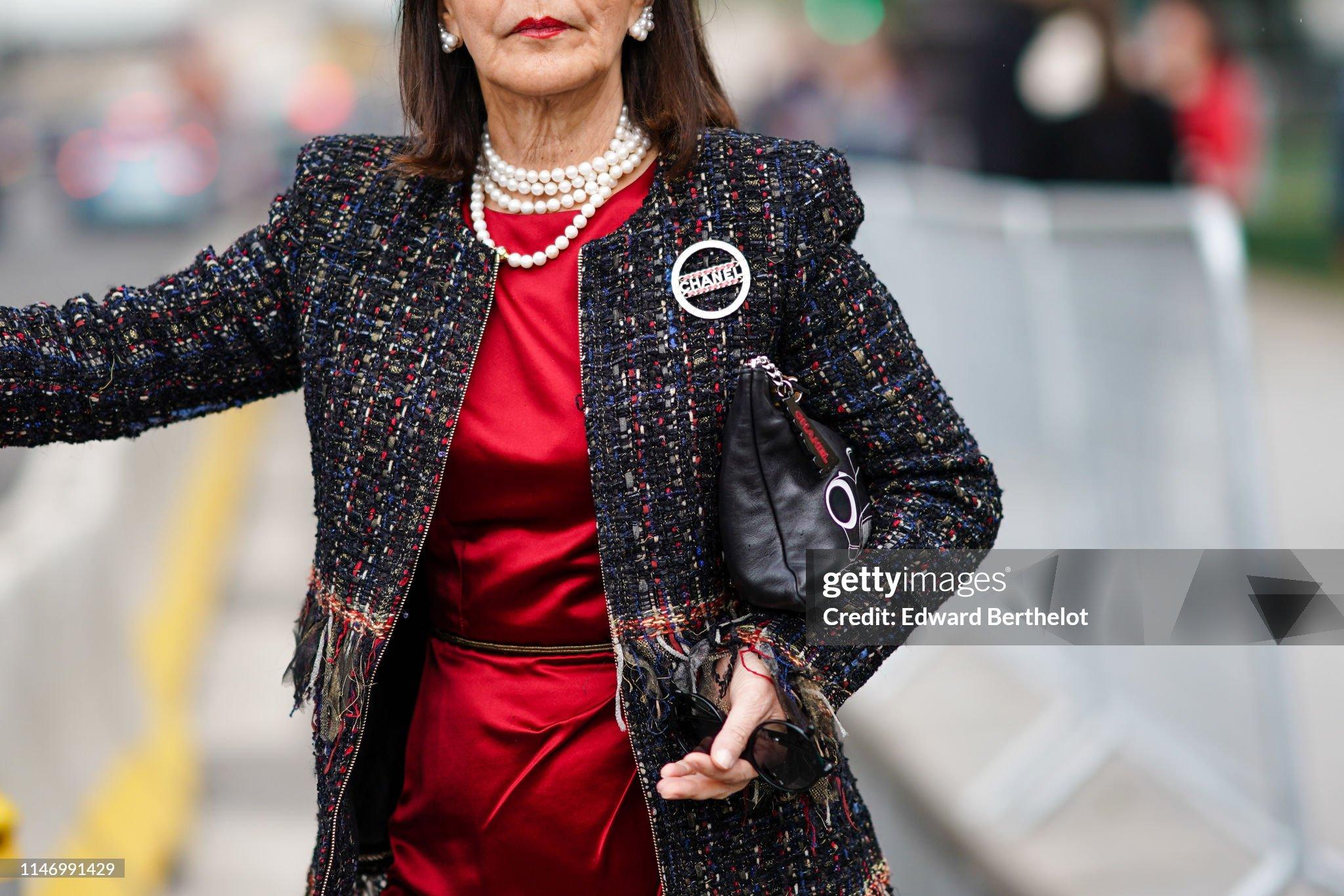 L'une des vestes Chanel les plus reconnaissables de Paris / Collection COSMOPOLITE, 2017 métiers d'Art.
Comme dans les publicités du monde entier ! Prix boutique supérieur à 11 000
Taille 42 FR. Jamais porté.
- en tweed précieux à ruban Lesage :