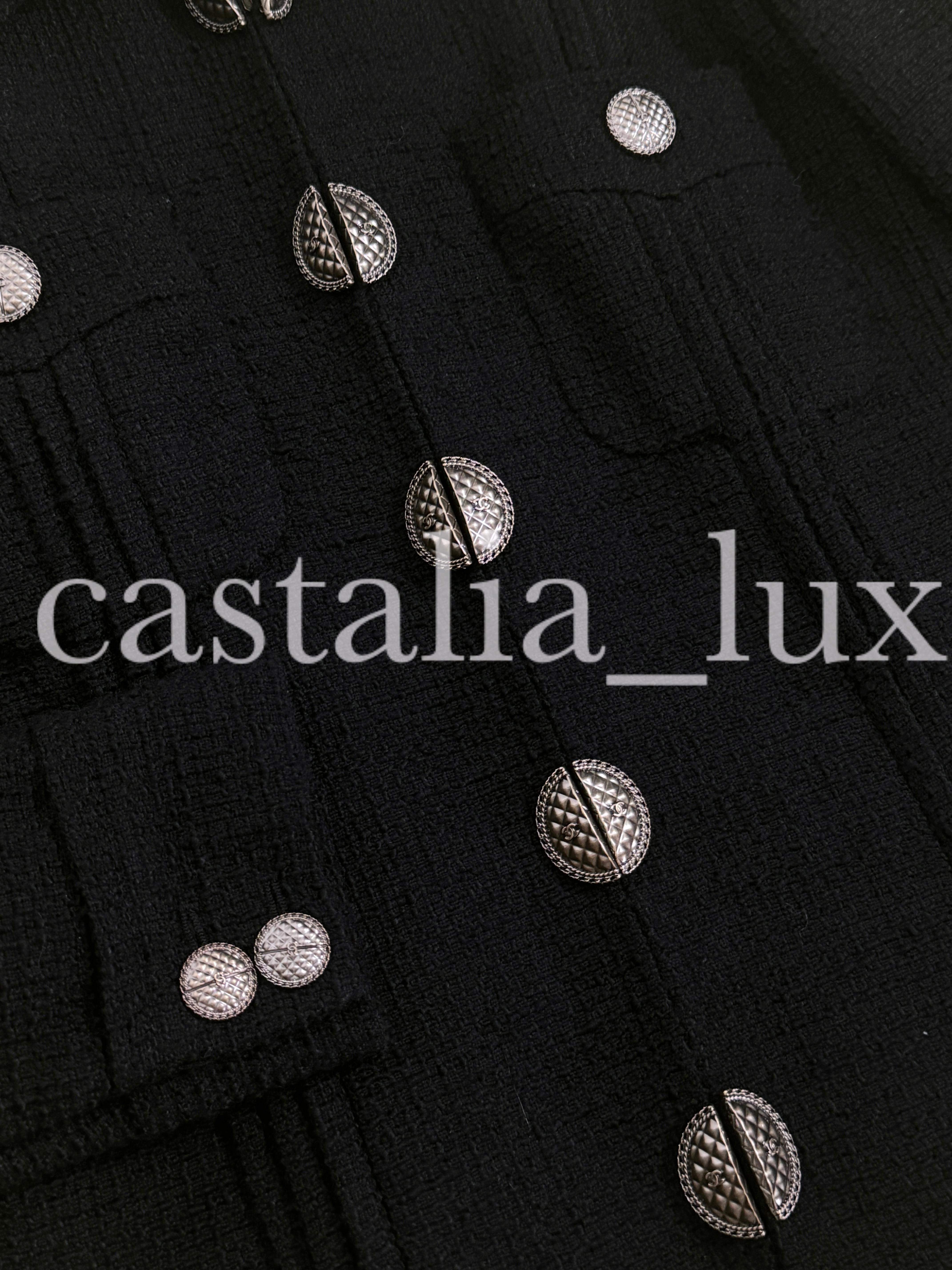 Zeitlose Chanel Jacke aus schwarzem Tweed in der Interpretation von Paris / CUBA Cruise Collection von Karl Lagerfeld, 2017 Cruise
Wie bei vielen Promis gesehen!
Größenbezeichnung 38 FR. Nie getragen
- Gesteppte Knöpfe mit CC-Logo
-