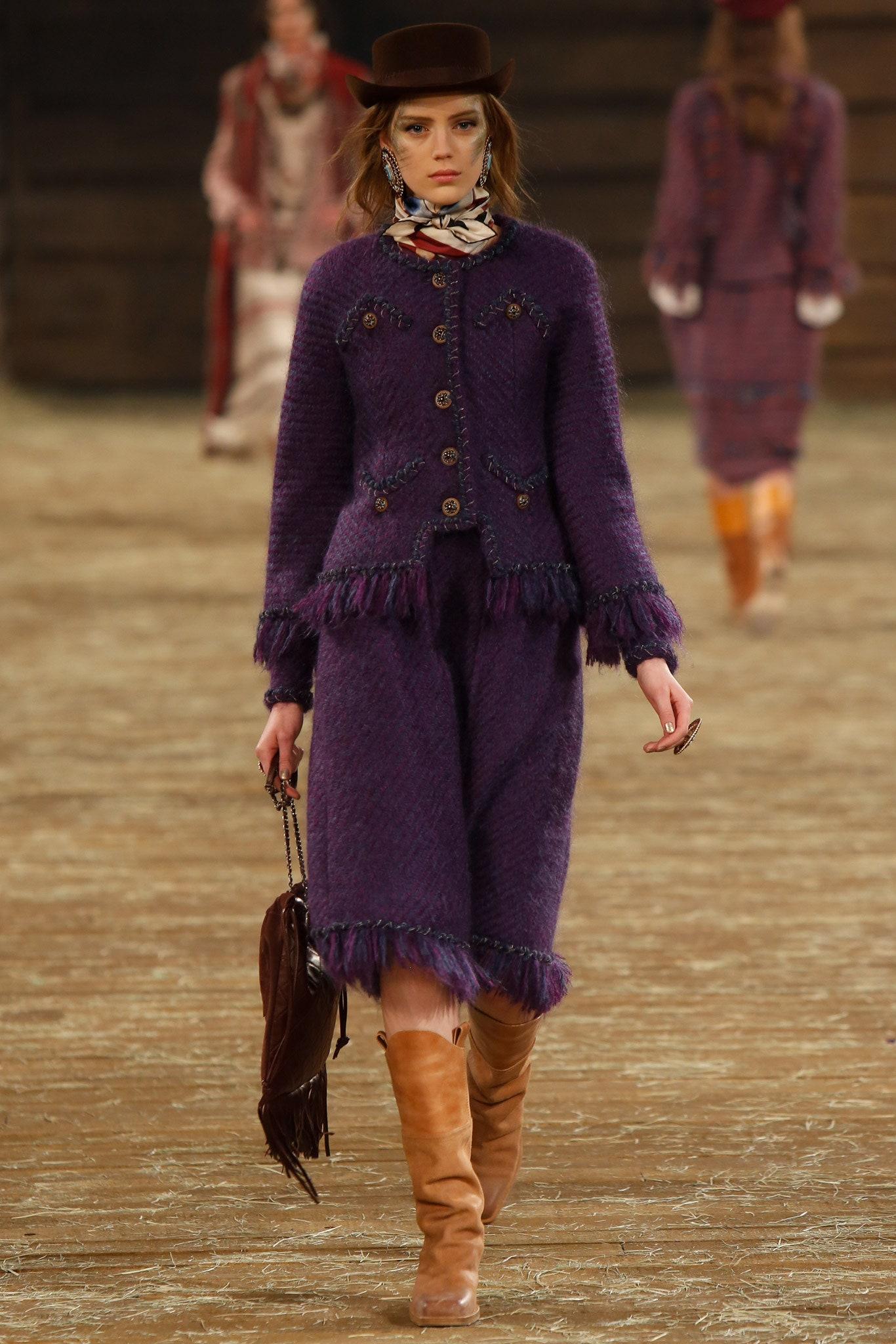 New gorgeous Chanel skirt made of lightweight alpaca tweed : from Paris / DALLAS Collection , 2014 Metiers d'Art
- black and burgundy boucle tweed
- tonal silk lining
Size mark 42 FR. Never worn