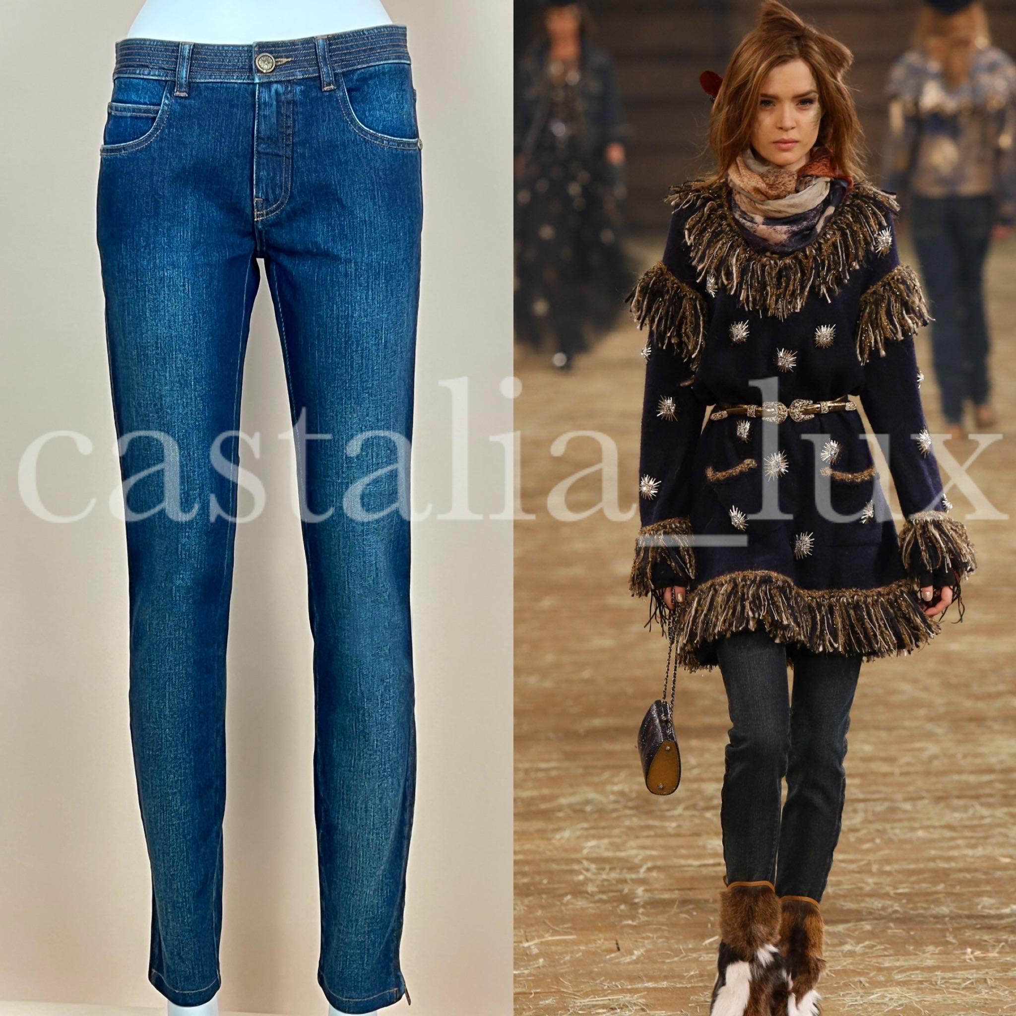 New Chanel navy jeans from Catwalk of Paris / DALLAS Collection
Boutique price 2,200€
- CC logo buttons and studs
- CC logo zippers
Size mark 36 FR. Never worn.
