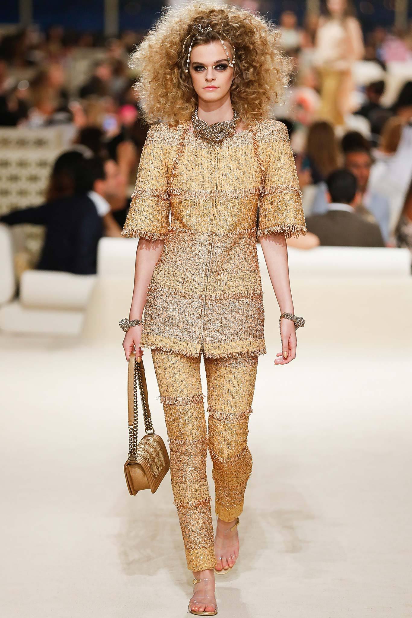 Stunning Chanel Runway suit : ribbon tweed pants and knit vest : from Paris / DUBAI Cruise Collection, 2015 Cruise, 15C
Boutique price of pants only was over 5,200$
Condition: never worn, pants come with tag, vest never worn too
Size mark 42