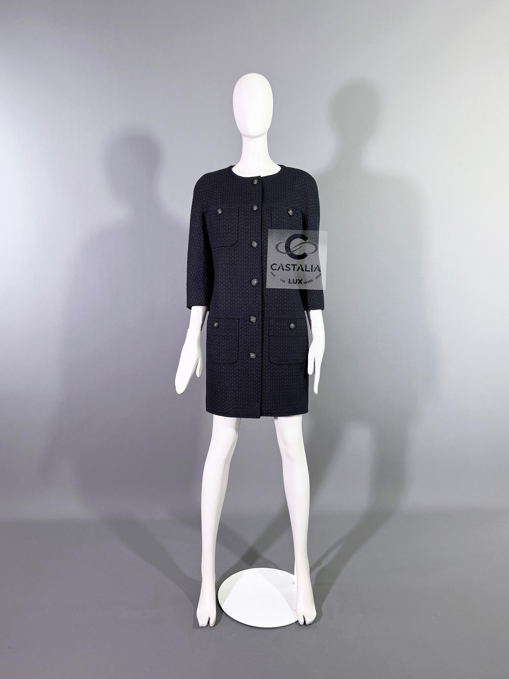 Chanel Nuevo París / Edimburgo CC Botones Abrigo Tweed Negro 38 FR en venta 7