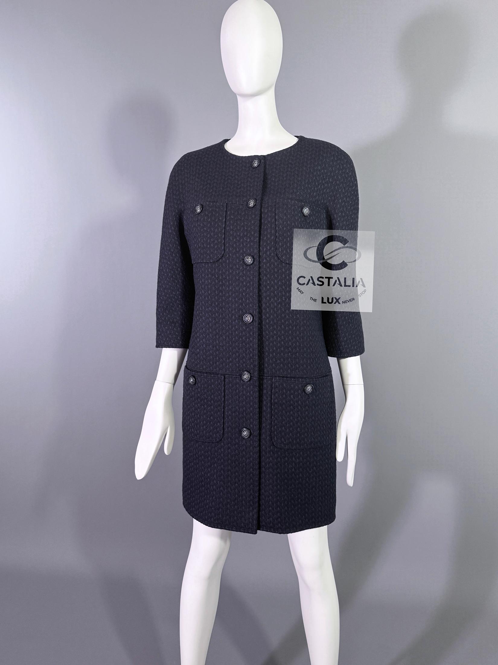Chanel Nuevo París / Edimburgo CC Botones Abrigo Tweed Negro 38 FR en venta 8