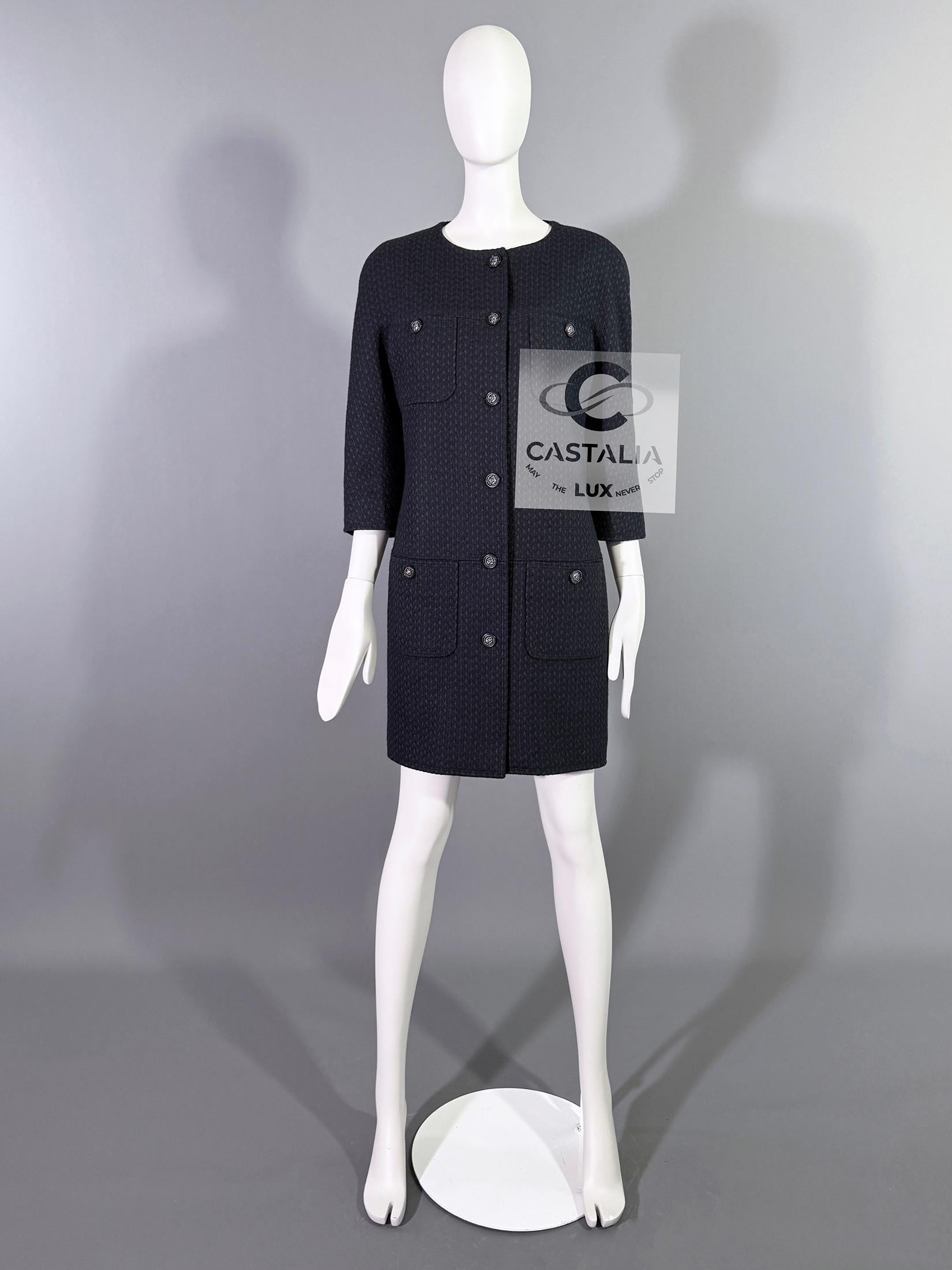 Chaqueta / abrigo Chanel intemporal de tweed negro con botones CC Lionhead 
~ de París / Colección EDINBURGH ~ de Karl Lagerfeld
/ Talla marca 38 FR / Estado: nunca usada
- La silueta de 4 bolsillos más icónica de la marca: ¡un estilo