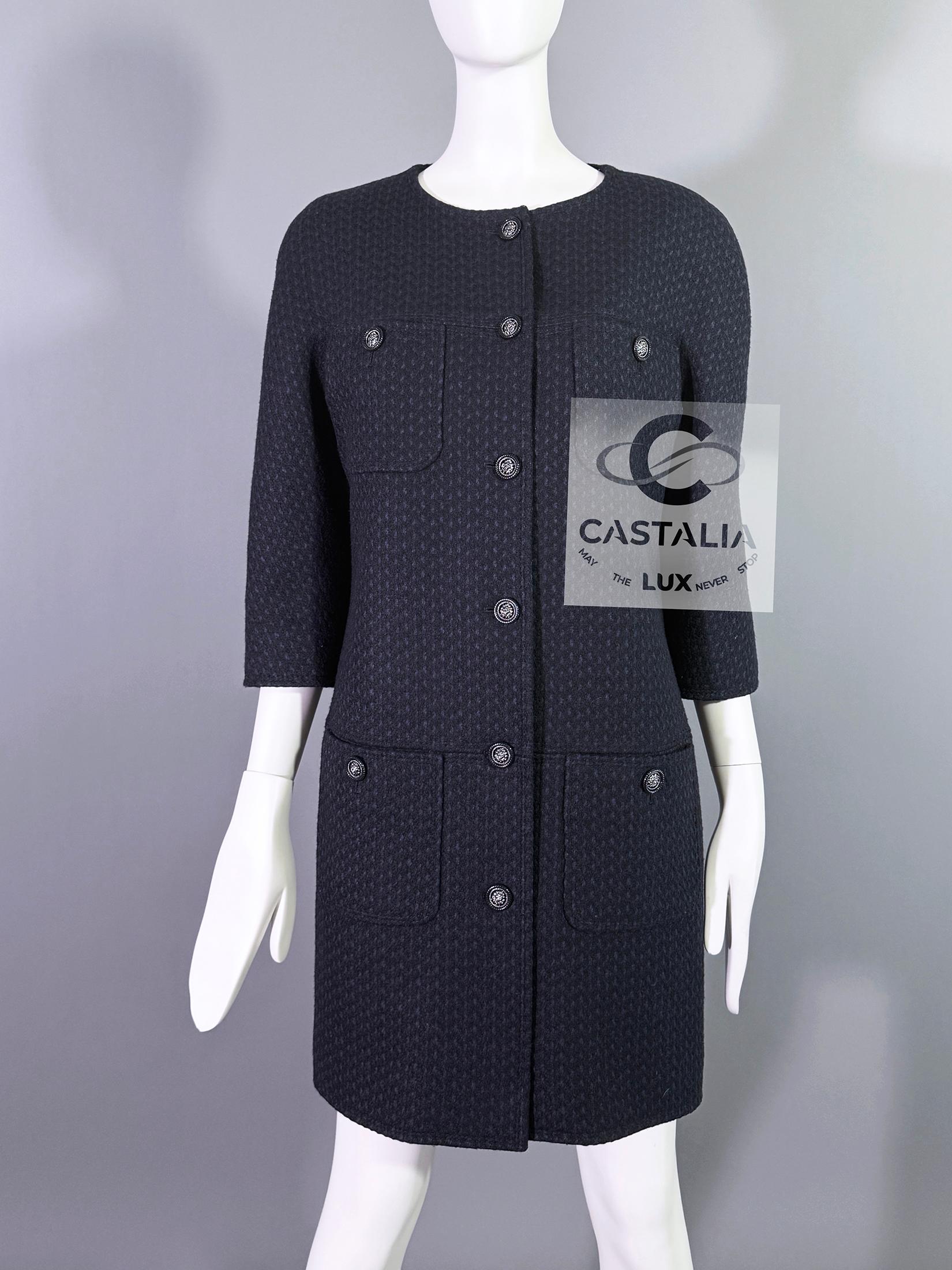Chanel Nuevo París / Edimburgo CC Botones Abrigo Tweed Negro 38 FR en venta 2