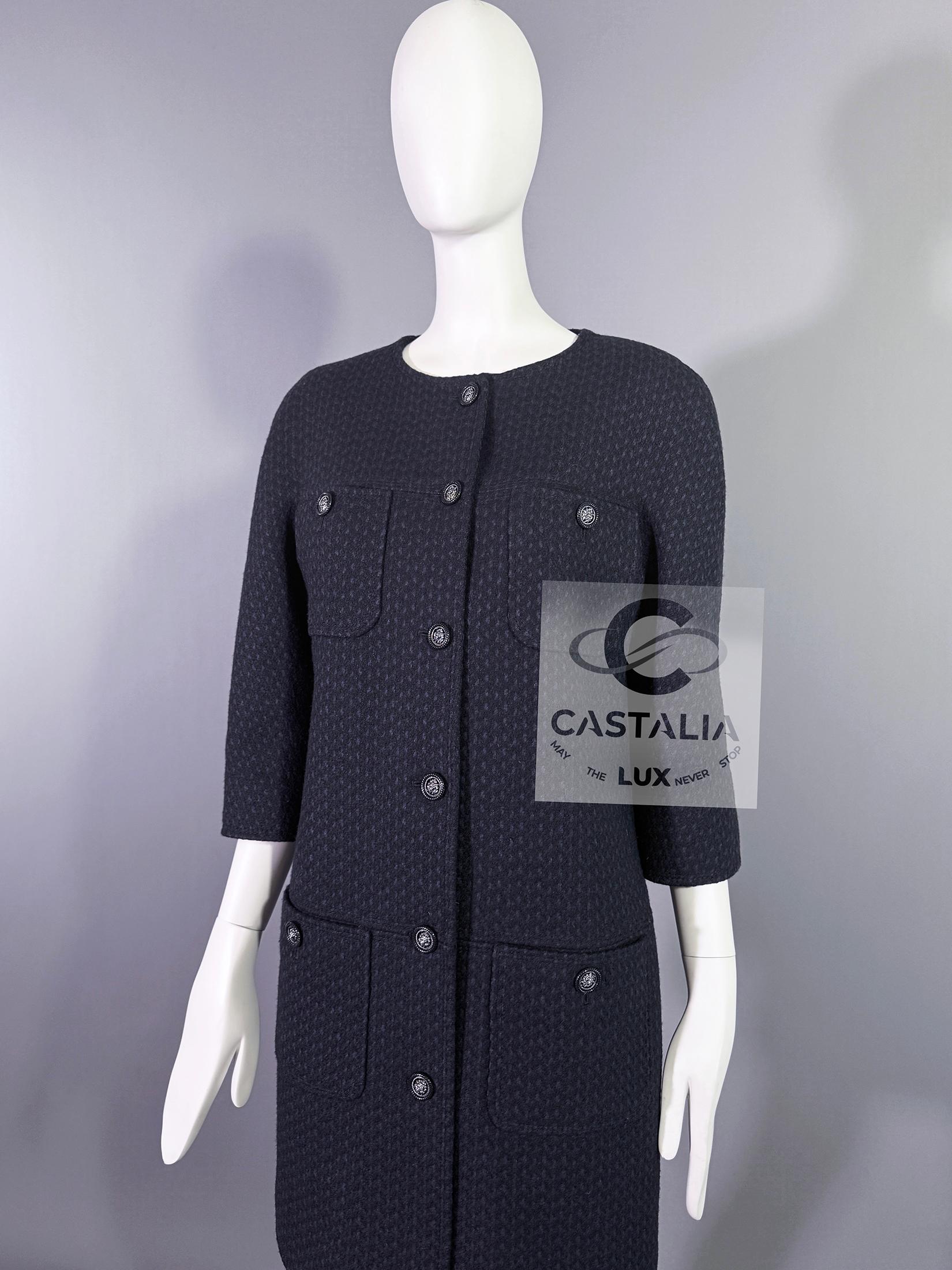 Chanel Nuevo París / Edimburgo CC Botones Abrigo Tweed Negro 38 FR en venta 3