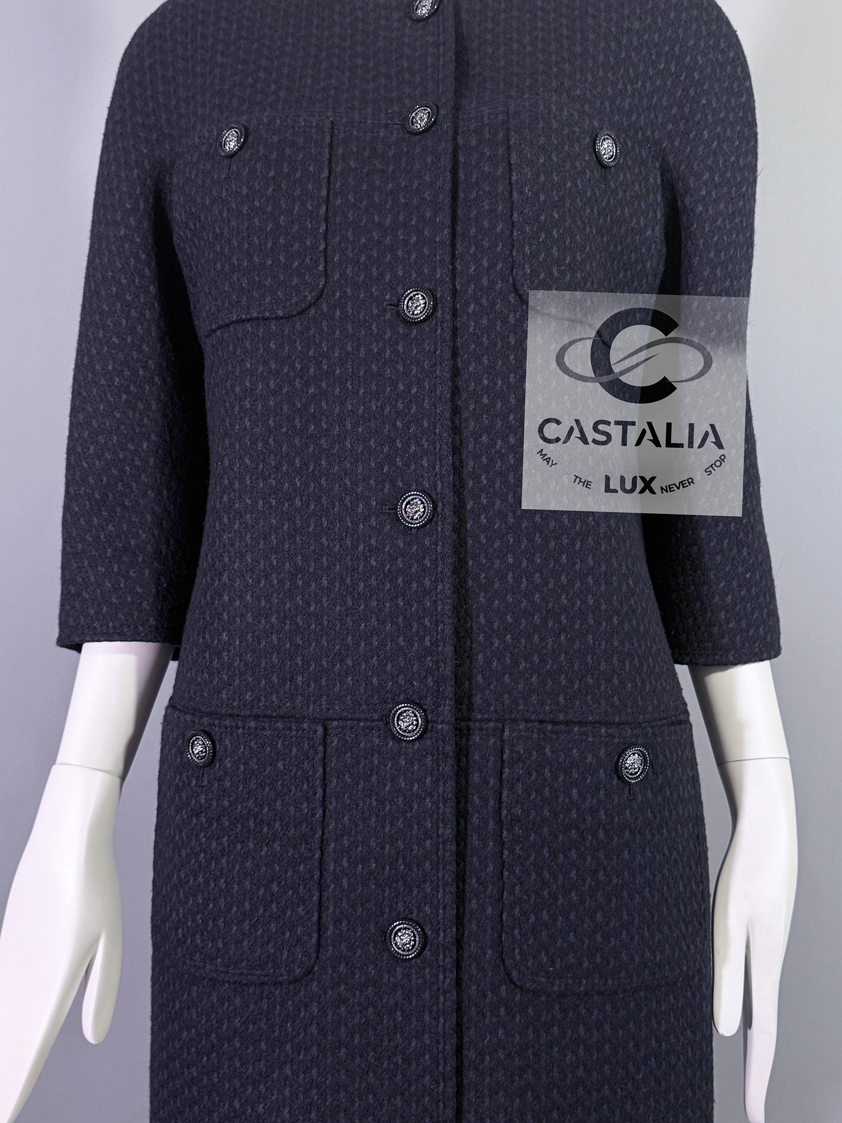 Chanel Nuevo París / Edimburgo CC Botones Abrigo Tweed Negro 38 FR en venta 4