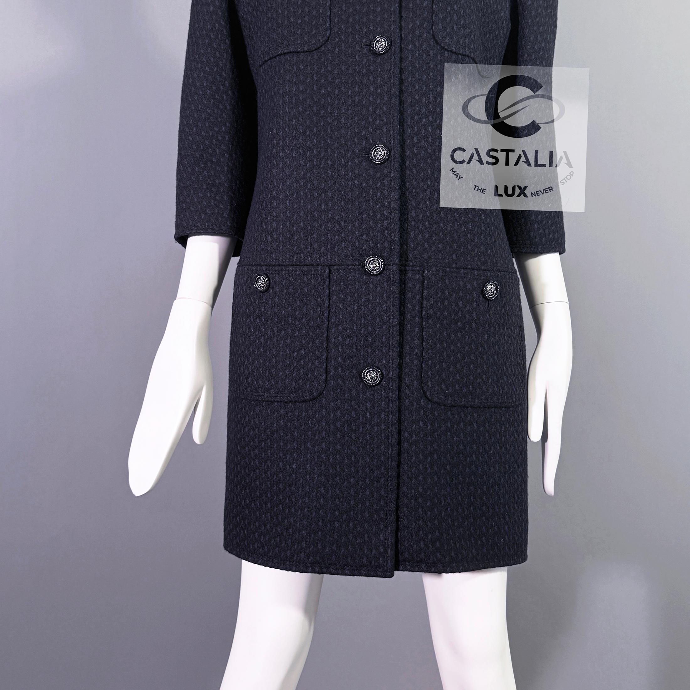 Chanel Nuevo París / Edimburgo CC Botones Abrigo Tweed Negro 38 FR en venta 5