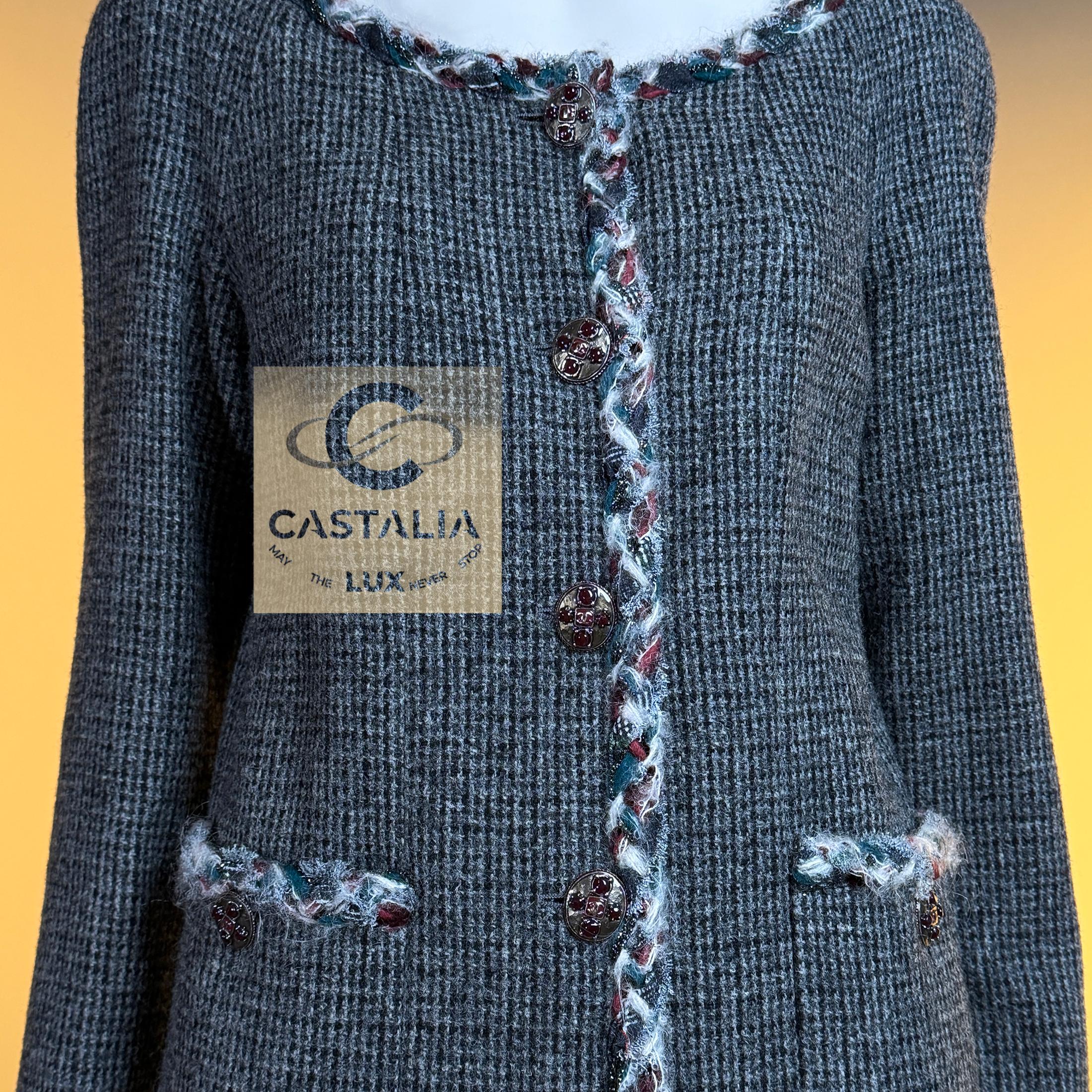 Chanel New Paris / Edinburgh CC Gripoix Buttons Tweed Jacket 40 FR in vendita 5