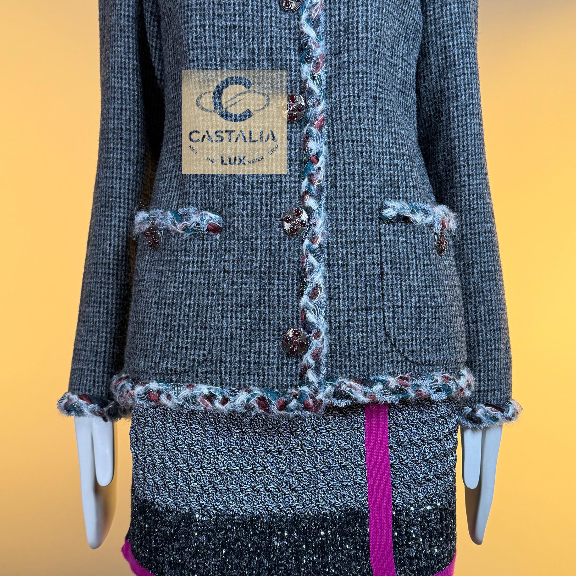 Chanel New Paris / Edinburgh CC Gripoix Buttons Tweed Jacket 40 FR in vendita 6