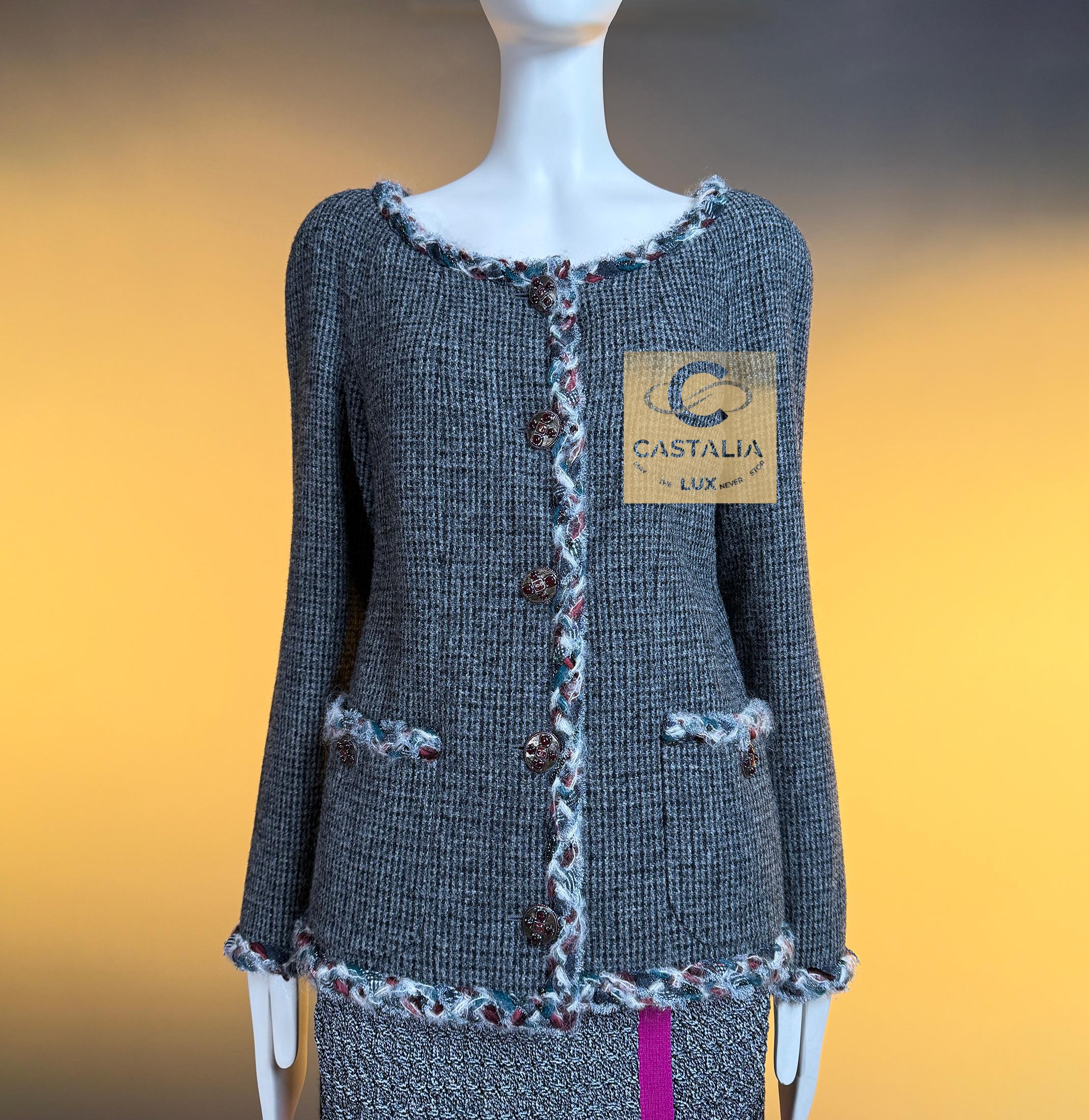Chanel New Paris / Edinburgh CC Gripoix Buttons Tweed Jacket 40 FR in vendita 7