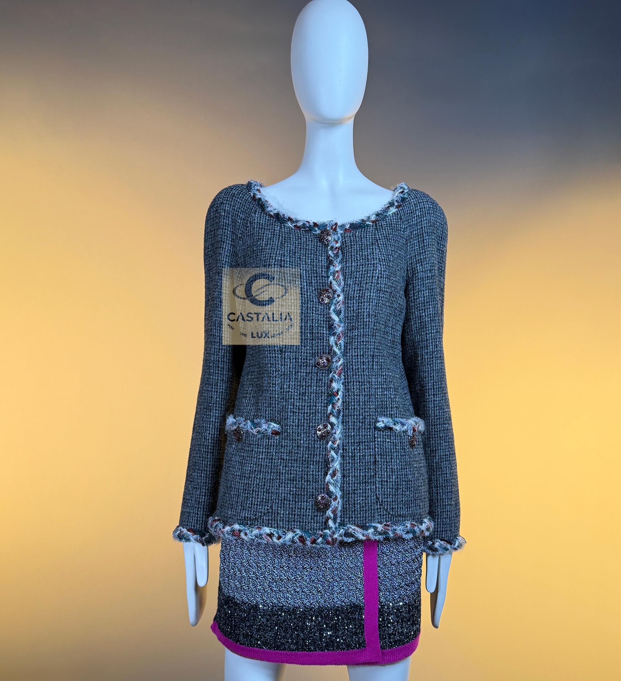 Chanel New Paris / Edinburgh CC Gripoix Buttons Tweed Jacket 40 FR in vendita 8