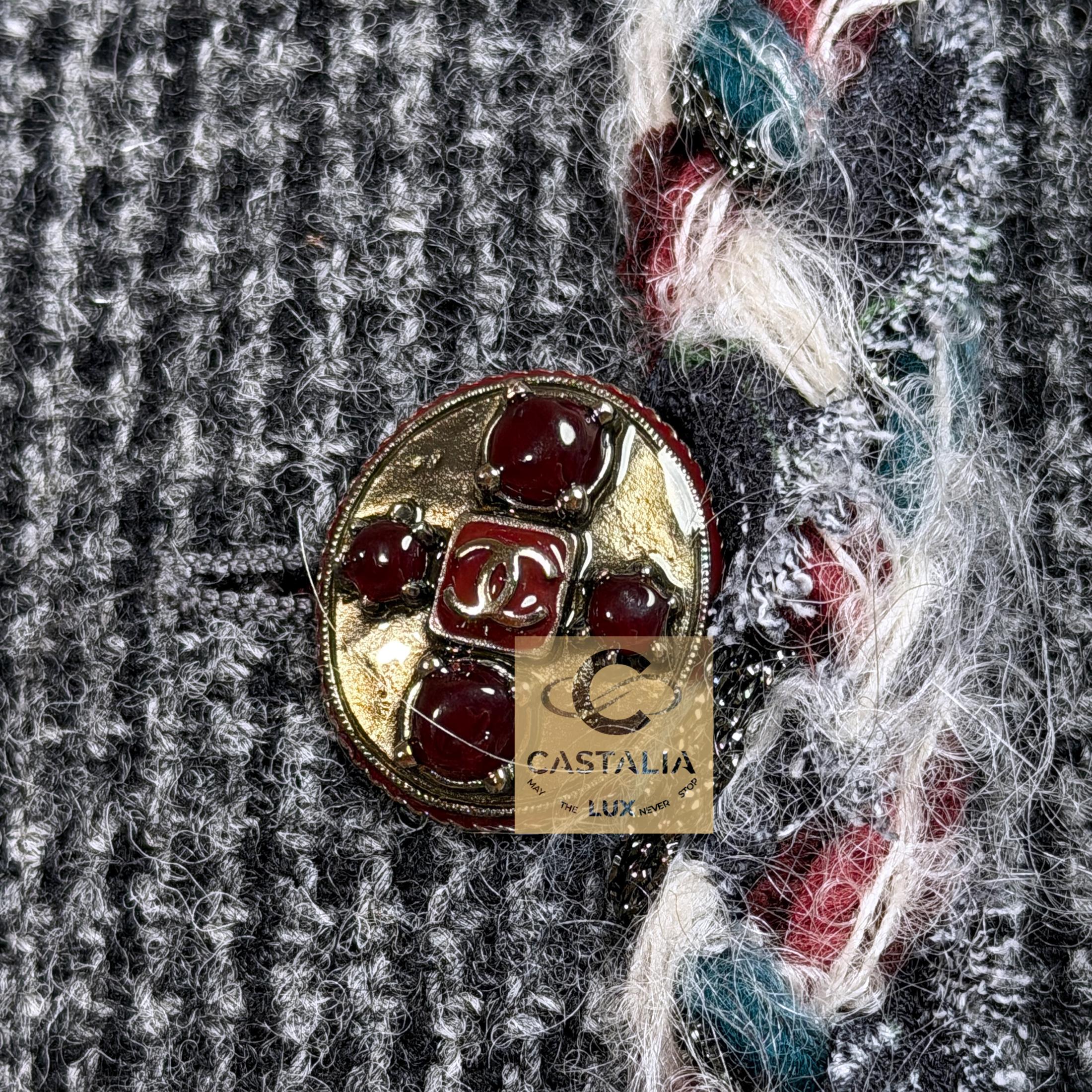 Chanel New Paris / Edinburgh CC Gripoix Buttons Tweed Jacket 40 FR in vendita 9