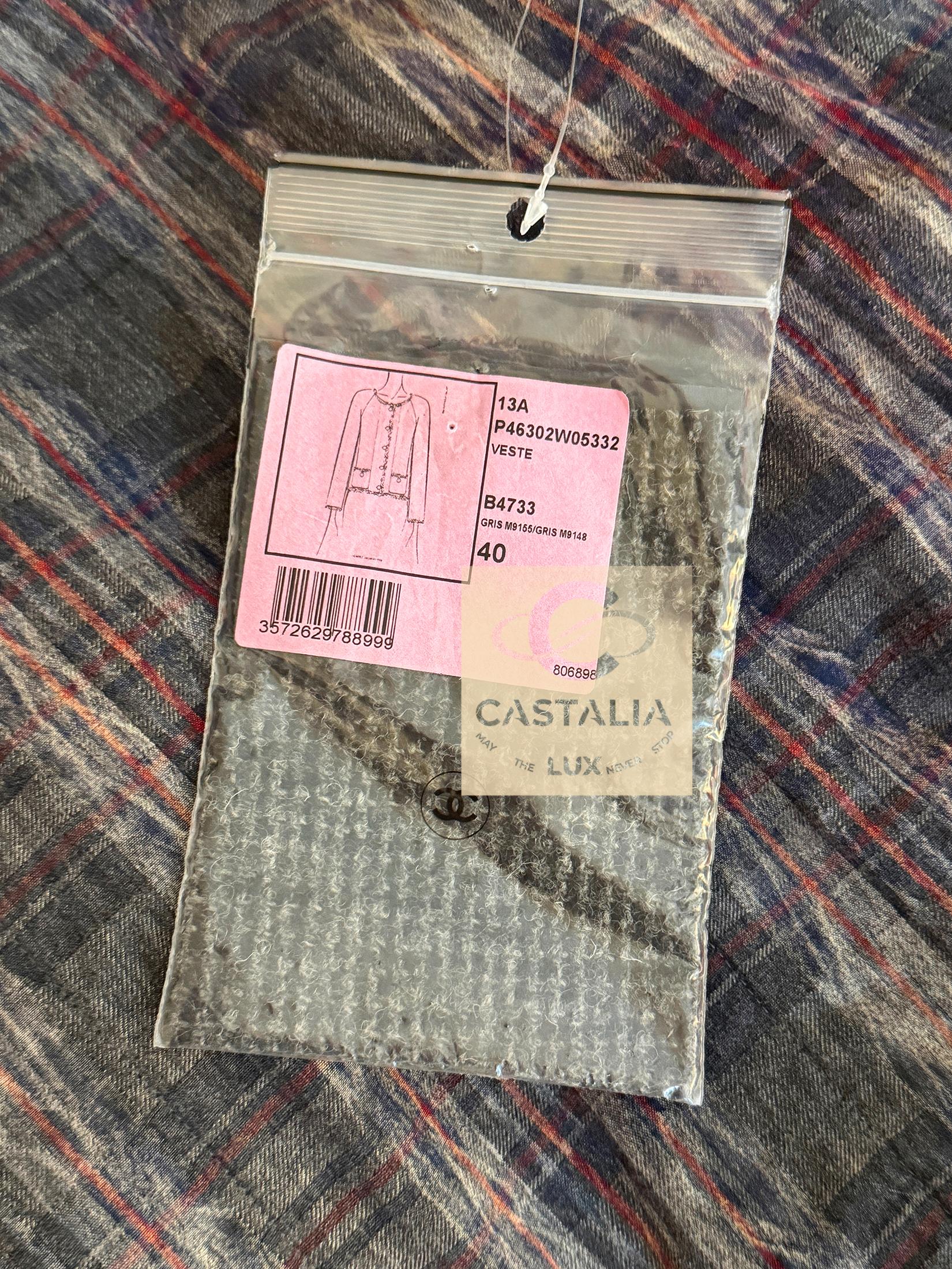 Chanel New Paris / Edinburgh CC Gripoix Buttons Tweed Jacket 40 FR in vendita 11