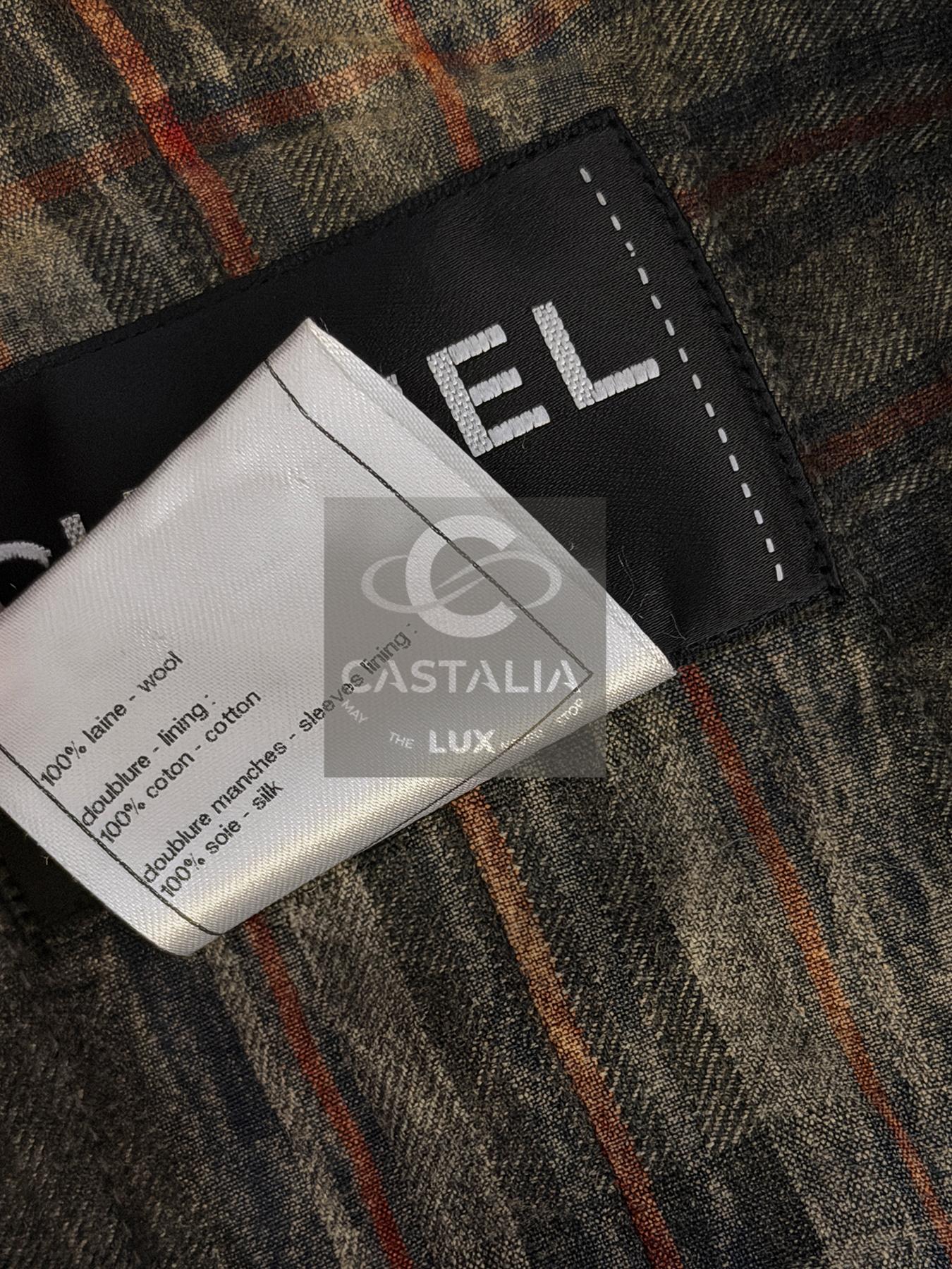 Chanel New Paris / Edinburgh CC Gripoix Buttons Tweed Jacket 40 FR in vendita 13