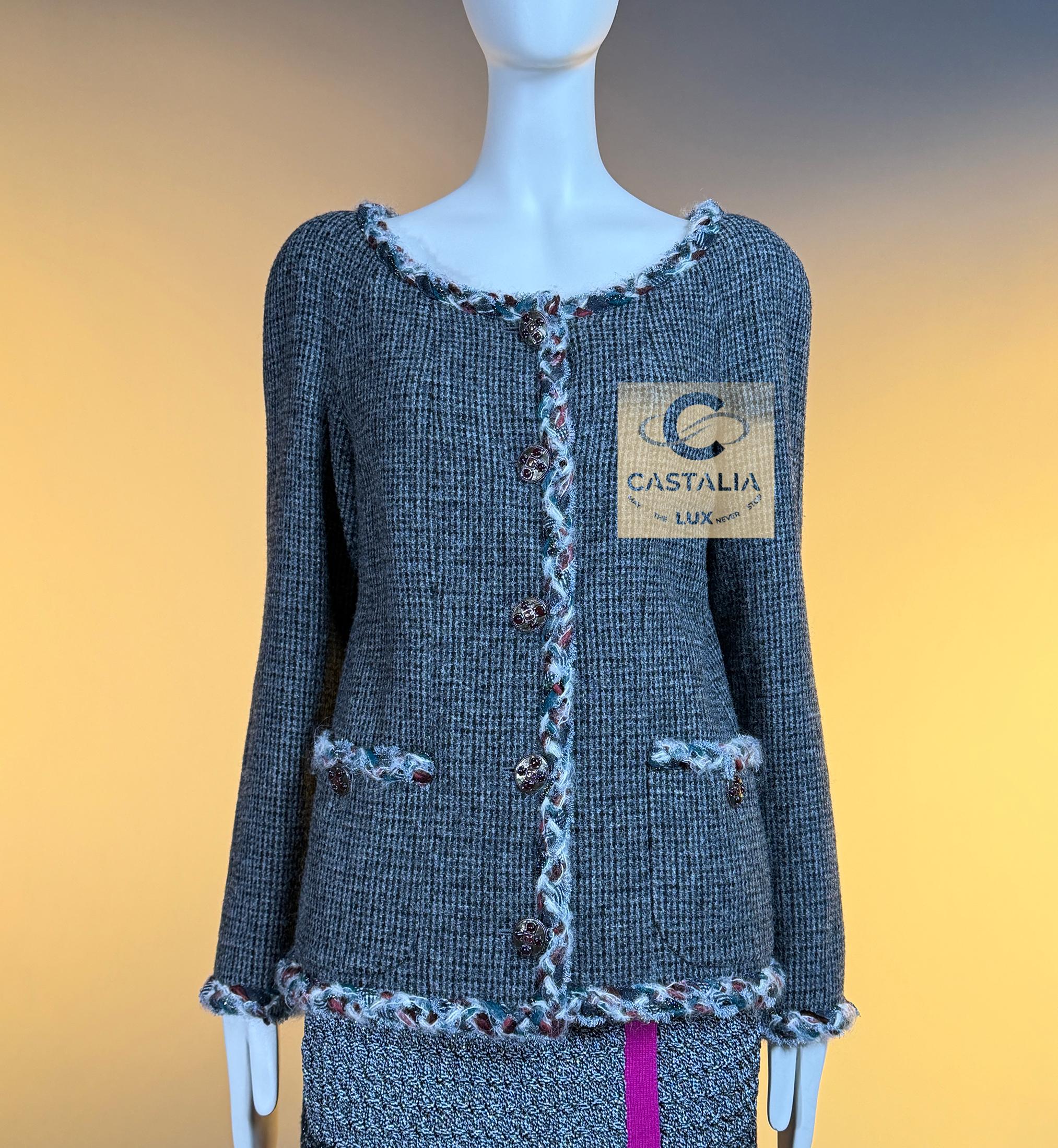 Chanel New Paris / Edinburgh CC Gripoix Buttons Tweed Jacket 40 FR In condizioni Nuovo in vendita a Dubai, AE