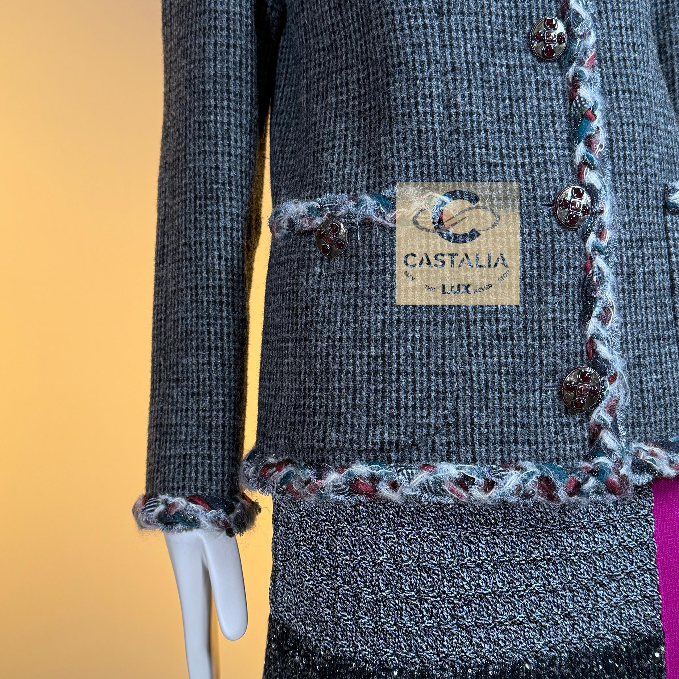 Chanel New Paris / Edinburgh CC Gripoix Buttons Tweed Jacket 40 FR in vendita 1