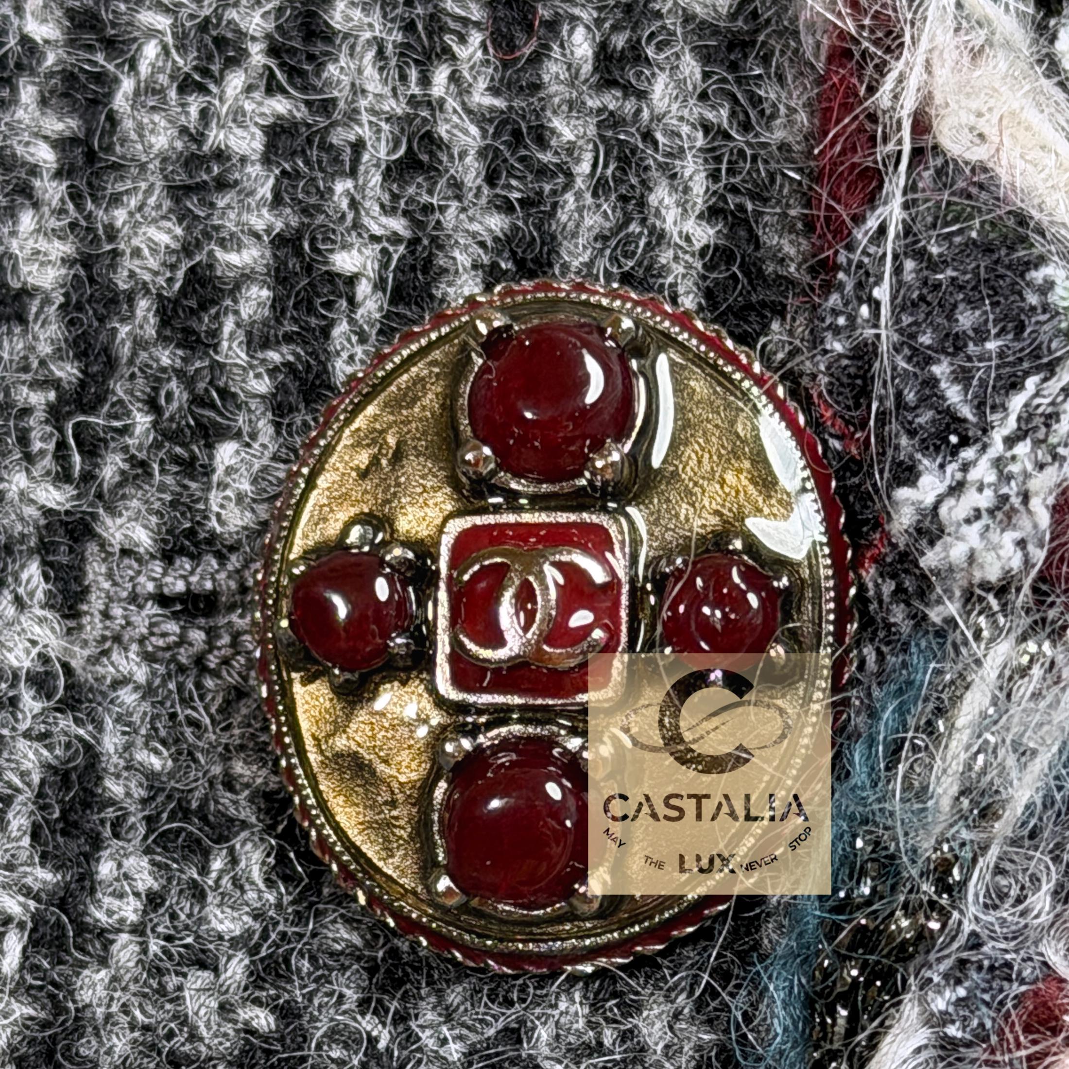 Chanel New Paris / Edinburgh CC Gripoix Buttons Tweed Jacket 40 FR in vendita 2