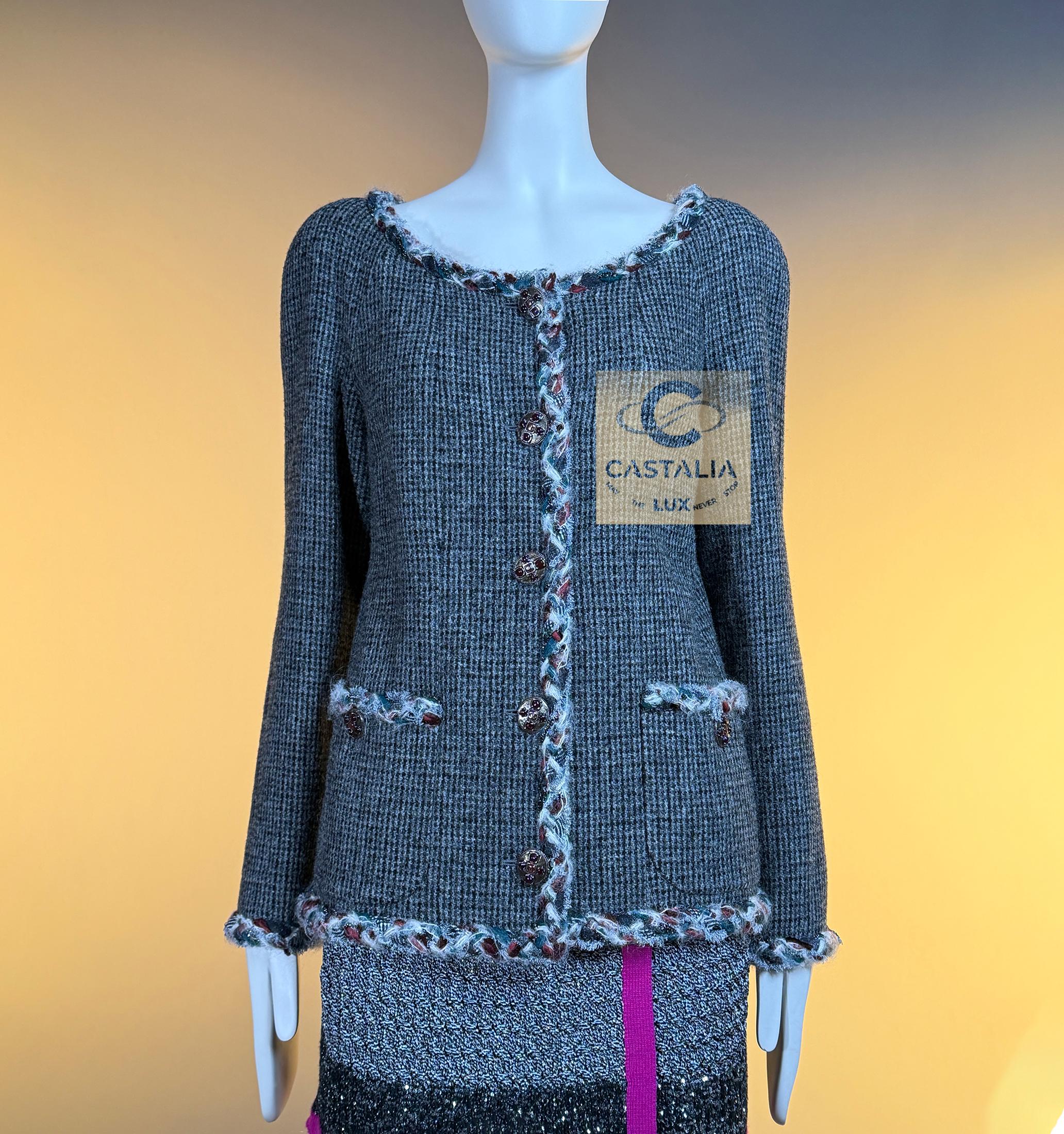 Chanel New Paris / Edinburgh CC Gripoix Buttons Tweed Jacket 40 FR in vendita 3