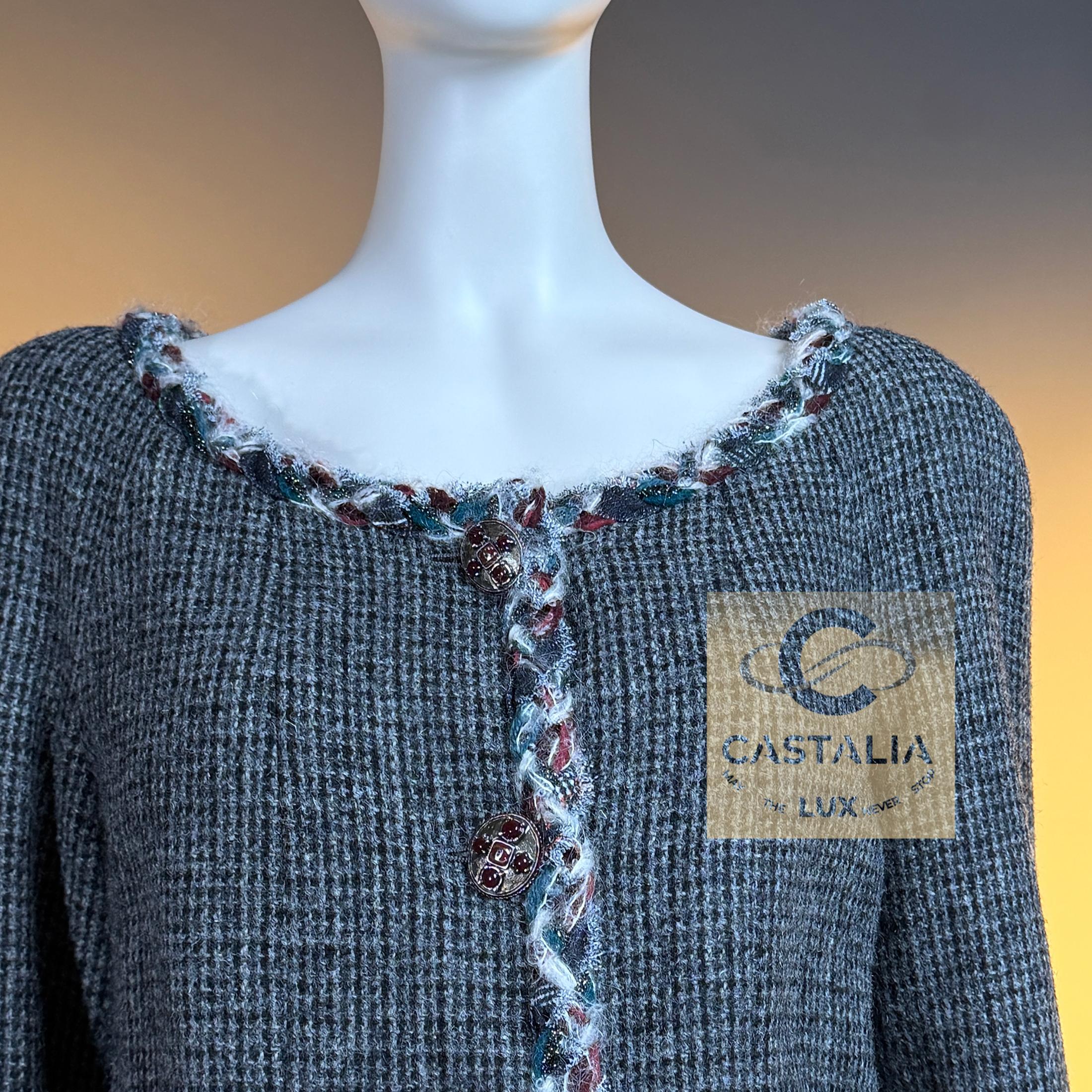 Chanel New Paris / Edinburgh CC Gripoix Buttons Tweed Jacket 40 FR in vendita 4