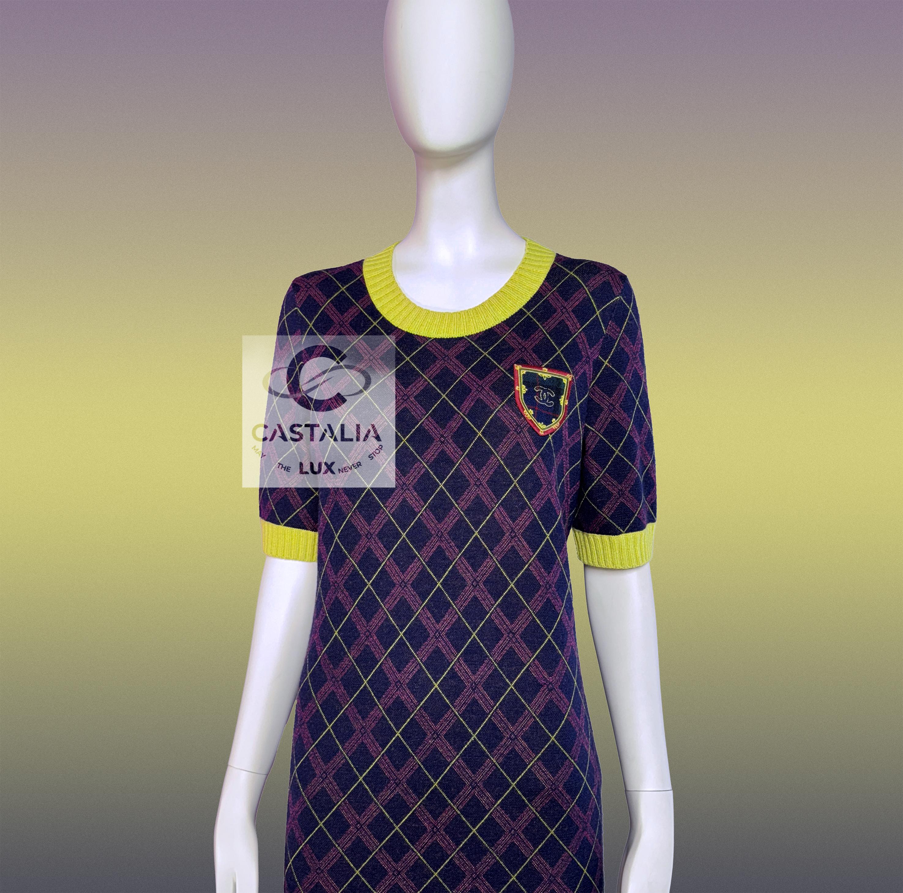 Chanel Nuevo París / Edimburgo CC Logo Patch Vestido de tartán en venta 6