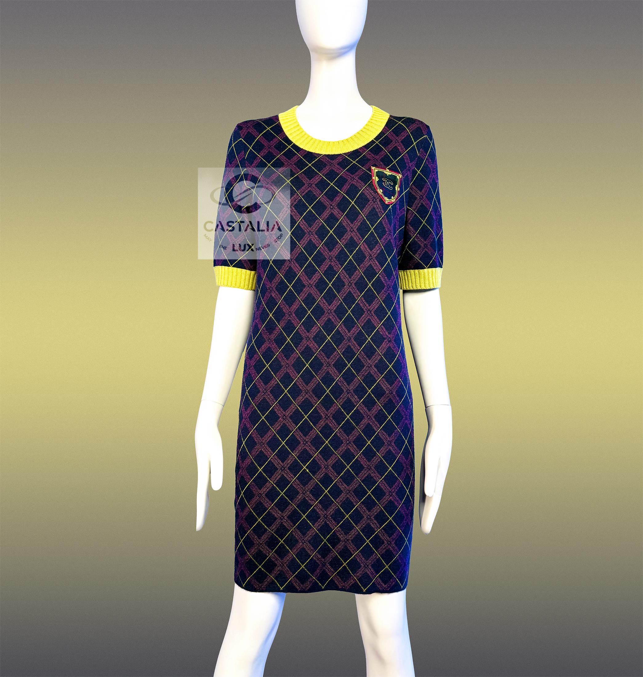 Chanel Nuevo París / Edimburgo CC Logo Patch Vestido de tartán en venta 1