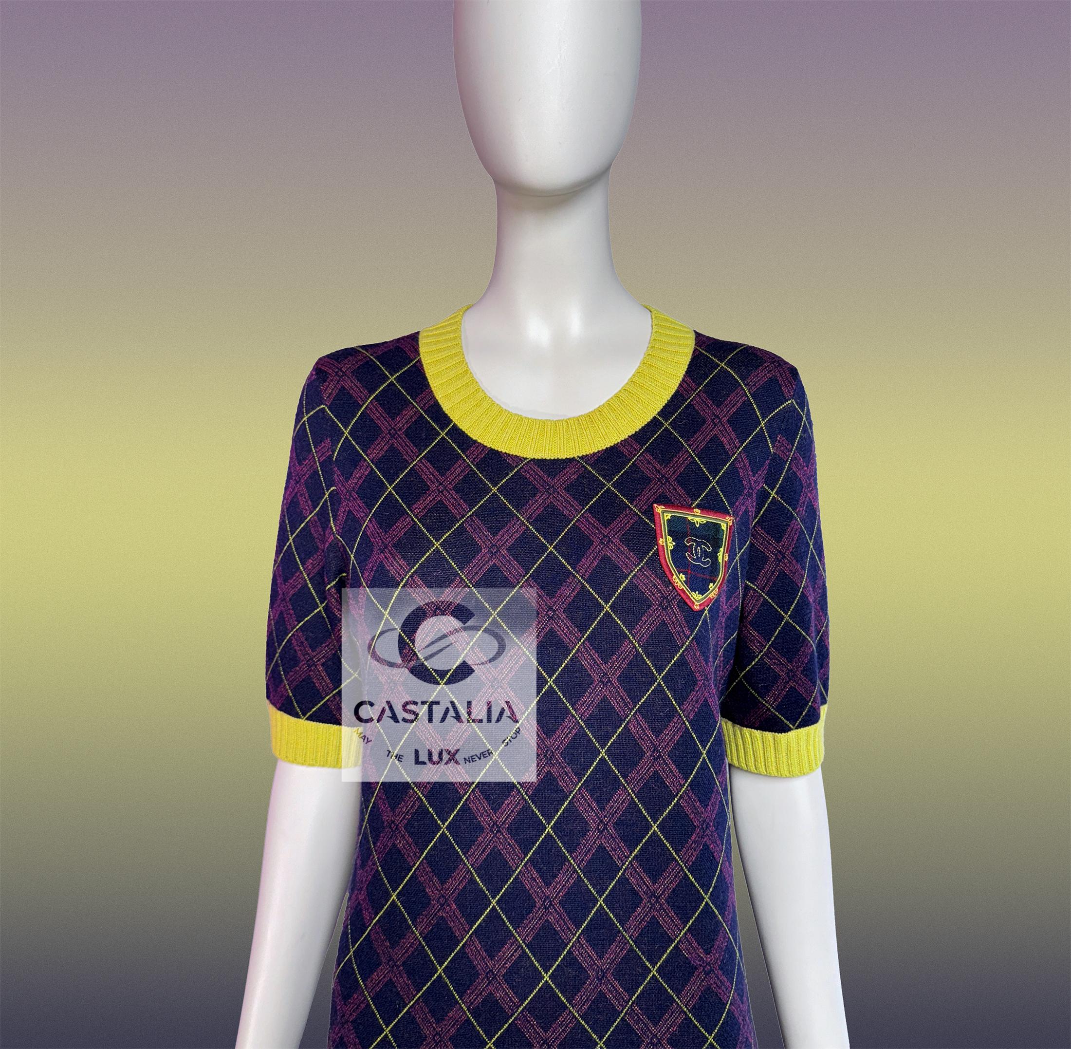 Chanel Nuevo París / Edimburgo CC Logo Patch Vestido de tartán en venta 2
