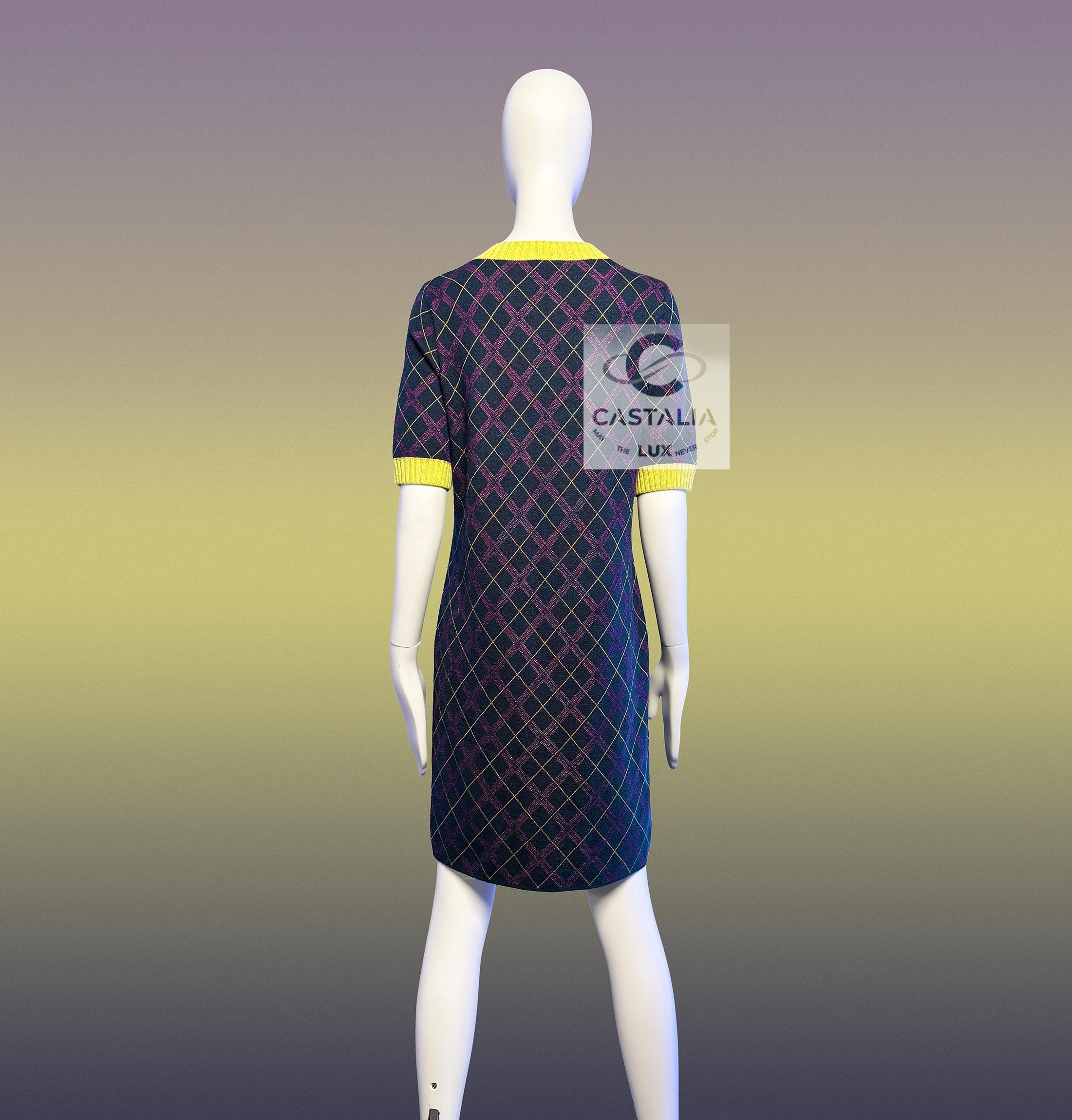 Chanel Nuevo París / Edimburgo CC Logo Patch Vestido de tartán en venta 5