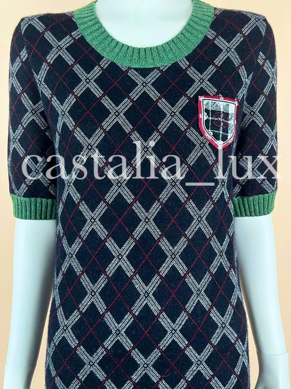 New Chanel cashmere dress with CC logo Patch from Paris / EDINBURGH 2013 Pre-Fall Metiers d'Art Collection.
Size mark 40 fr.