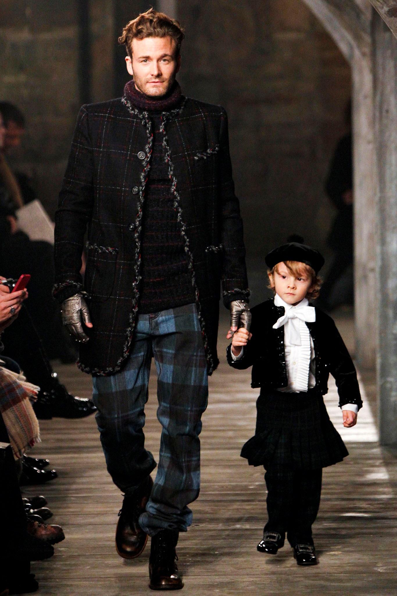 Neue fabelhafte & seltene Chanel Marine Mantel mit Tartan-Muster von Runway of Paris / Edinburgh Collection, 2013 Metiers d'Art von Karl Lagerfeld ~ eine der legendärsten Fashion Shows von Chanel !
Größenbezeichnung 36 FR / Zustand: nie getragen
-
