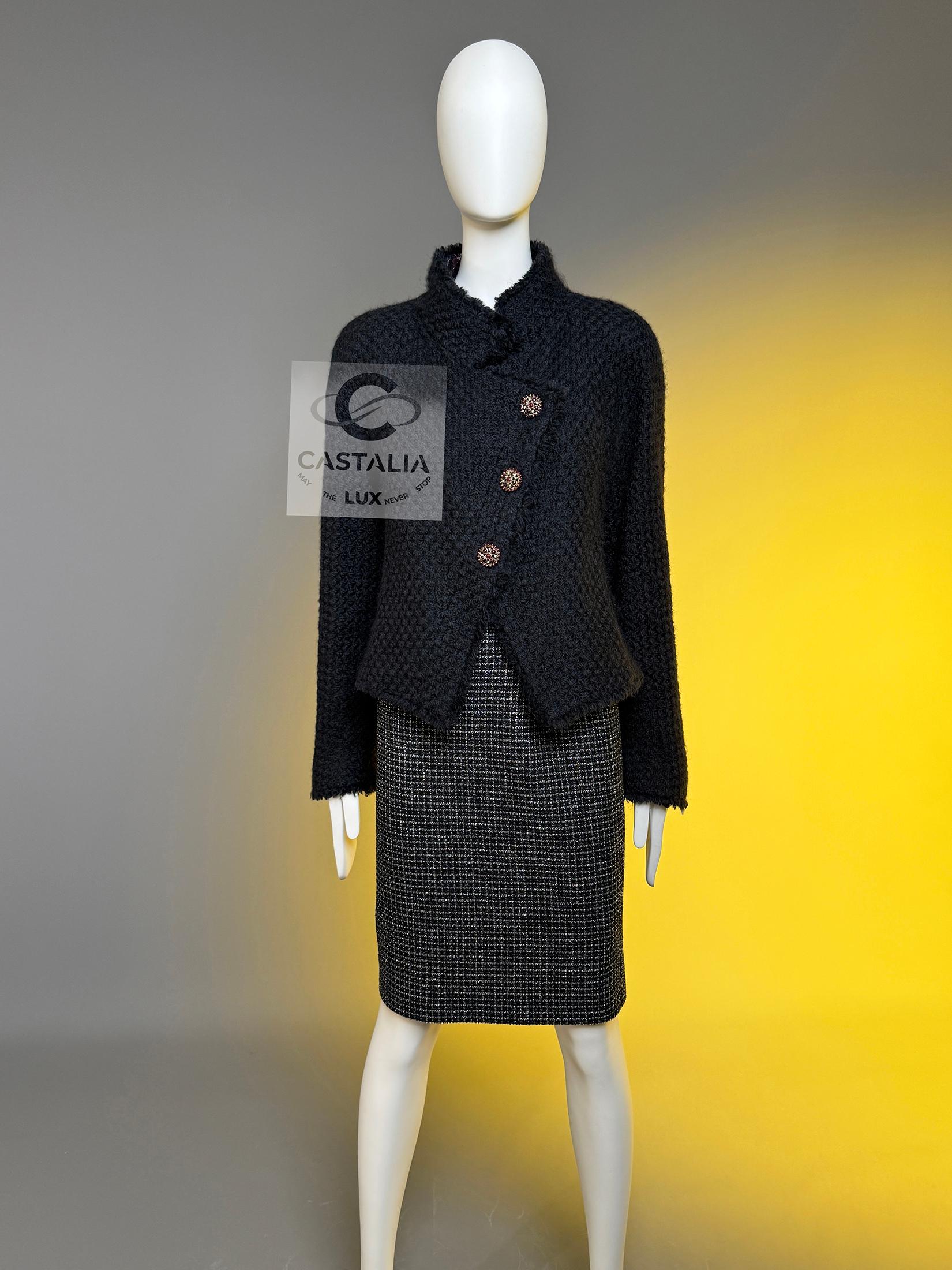 Chanel Nueva París / Edimburgo Chaqueta icónica de tweed de tartán negro 38 FR en venta 8