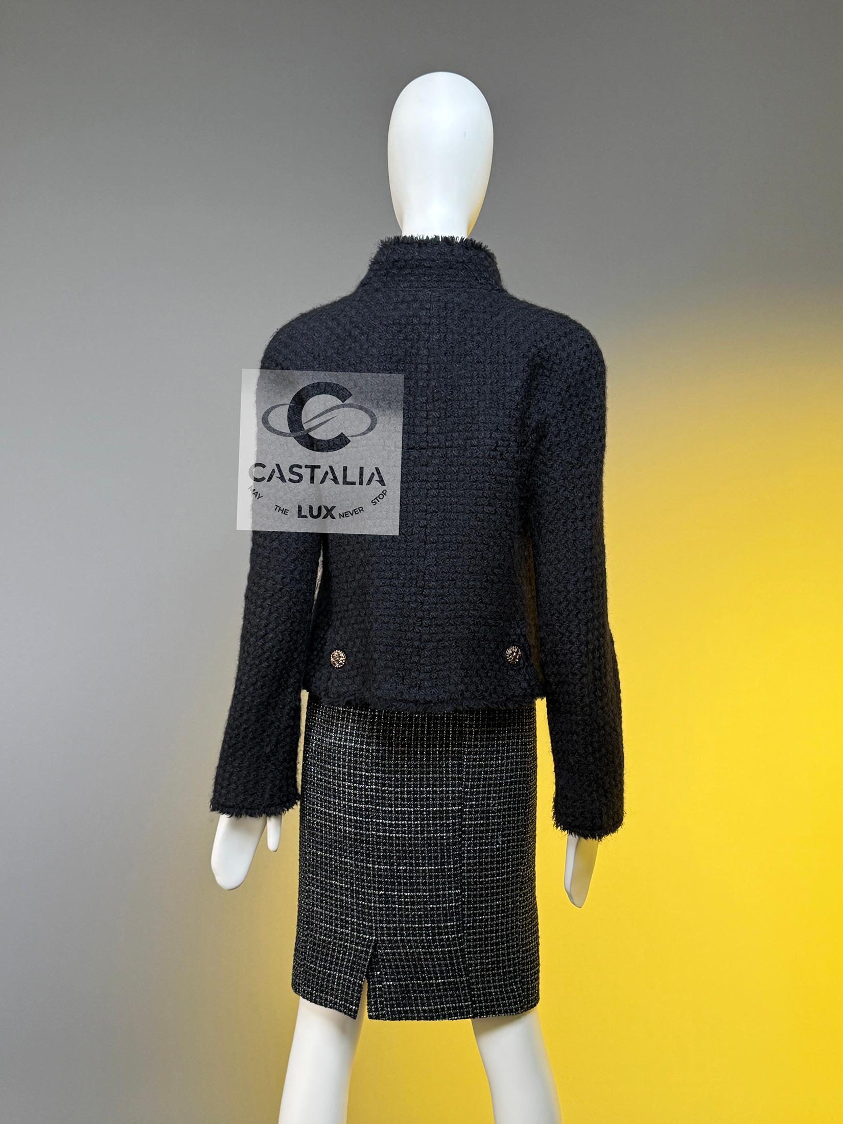 Chanel Nueva París / Edimburgo Chaqueta icónica de tweed de tartán negro 38 FR en venta 12