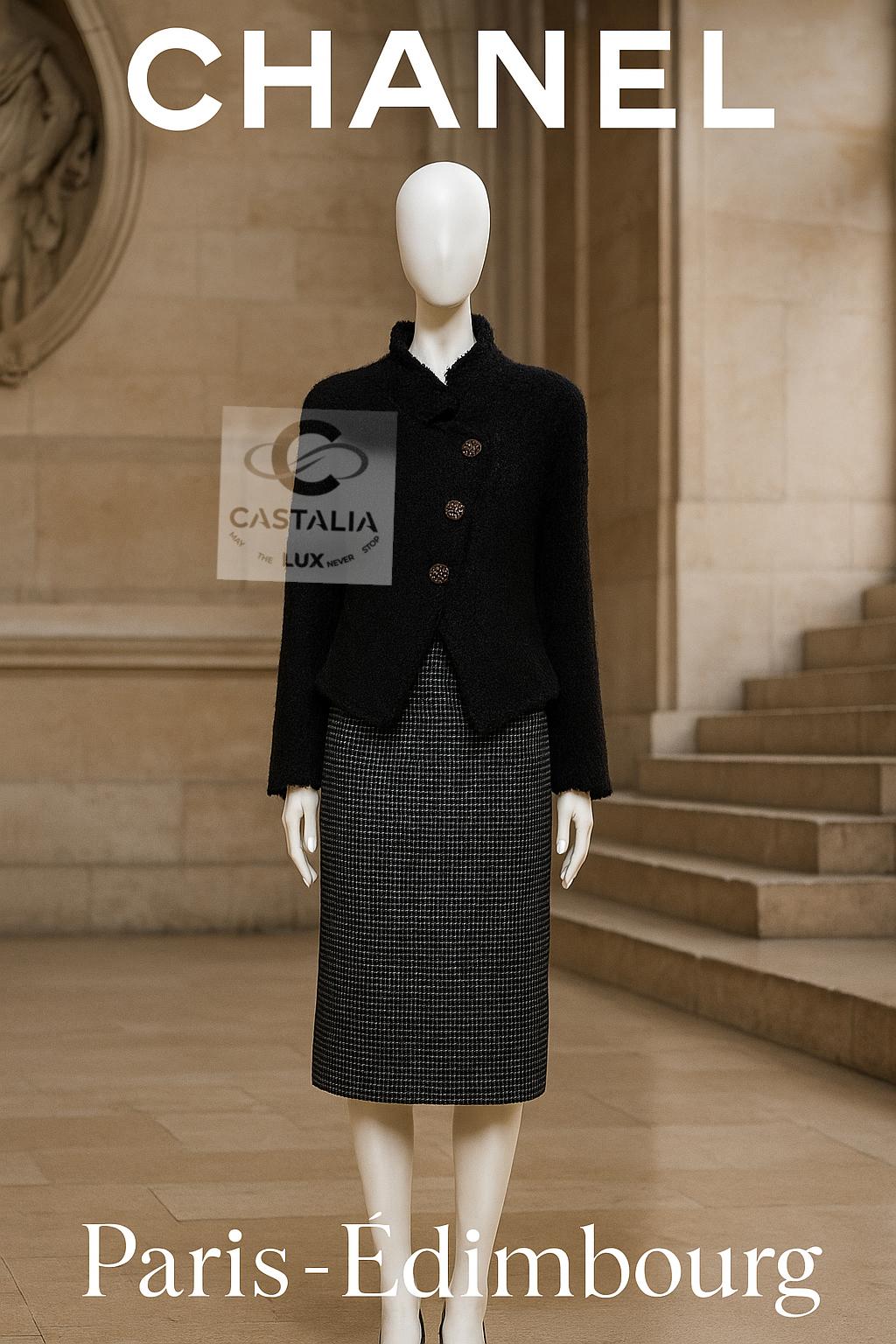 CHANEL Chaqueta de tweed negro con botones joya Gripoix - París - Colección Édimbourg 2013

~  Un golpe maestro de regia sobriedad y herencia de las Tierras Altas, 
esta chaqueta negra de tweed de la ilustre colección Métiers d'Art París / EDIMBURGO