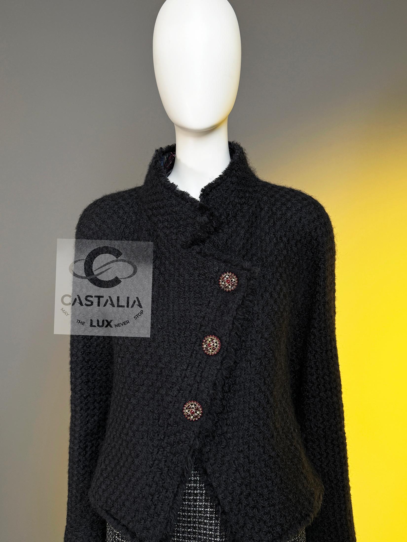 Chanel Nueva París / Edimburgo Chaqueta icónica de tweed de tartán negro 38 FR en venta 3