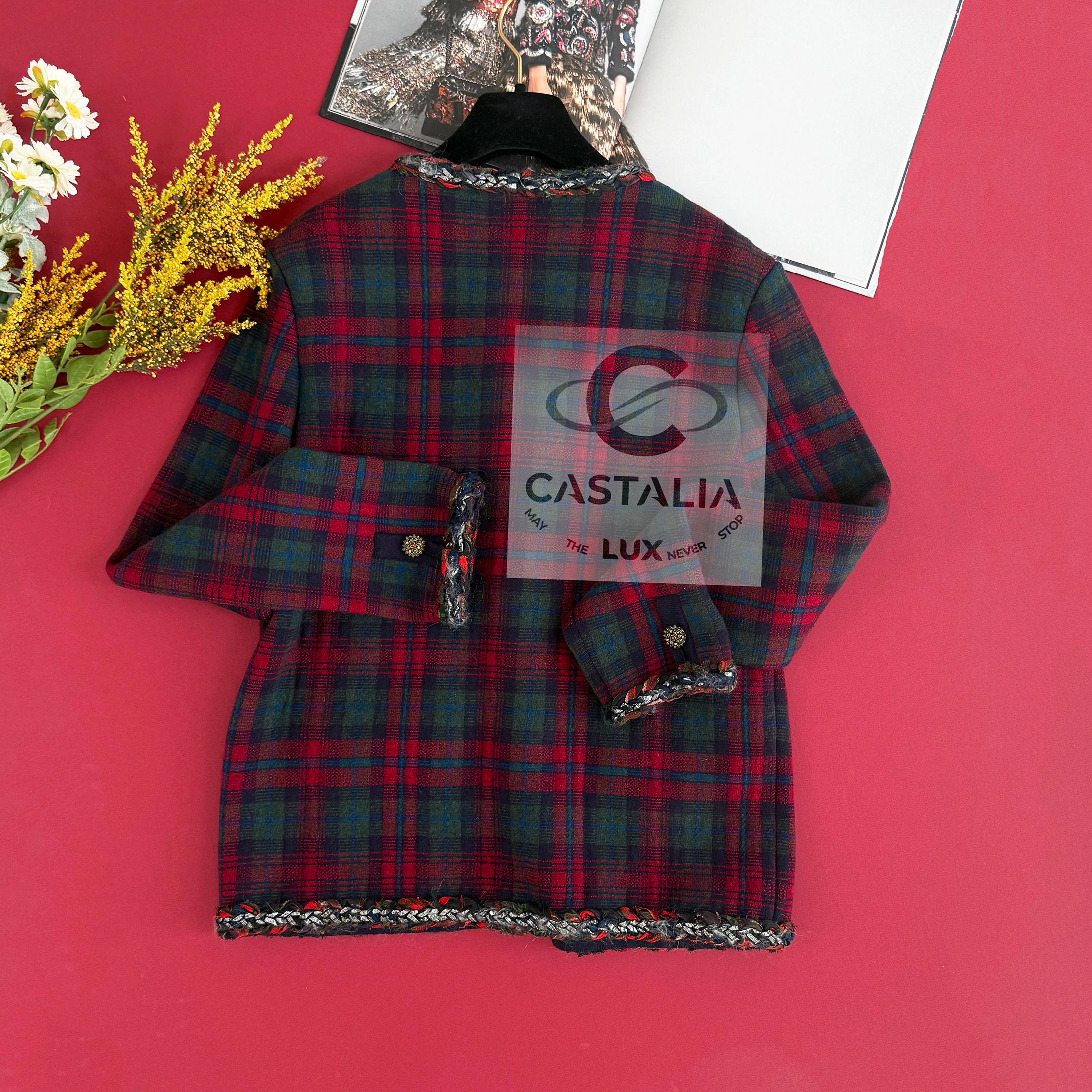 CHANEL Nuevo París / Edimburgo Chaqueta icónica de tartán rojo 34 FR en venta 12