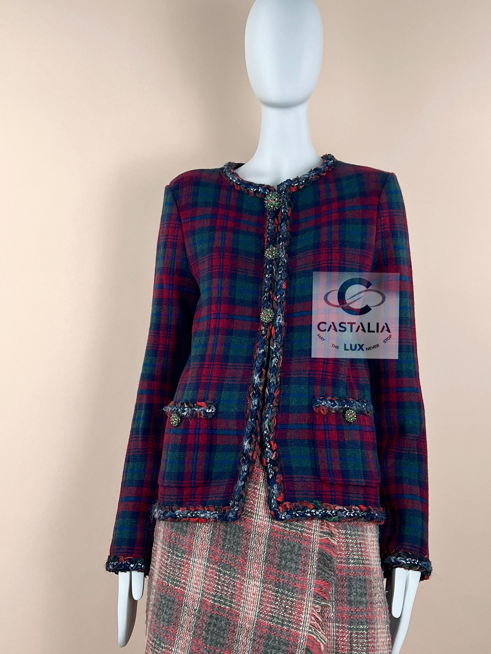 CHANEL Nuevo París / Edimburgo Chaqueta icónica de tartán rojo 34 FR en venta 1