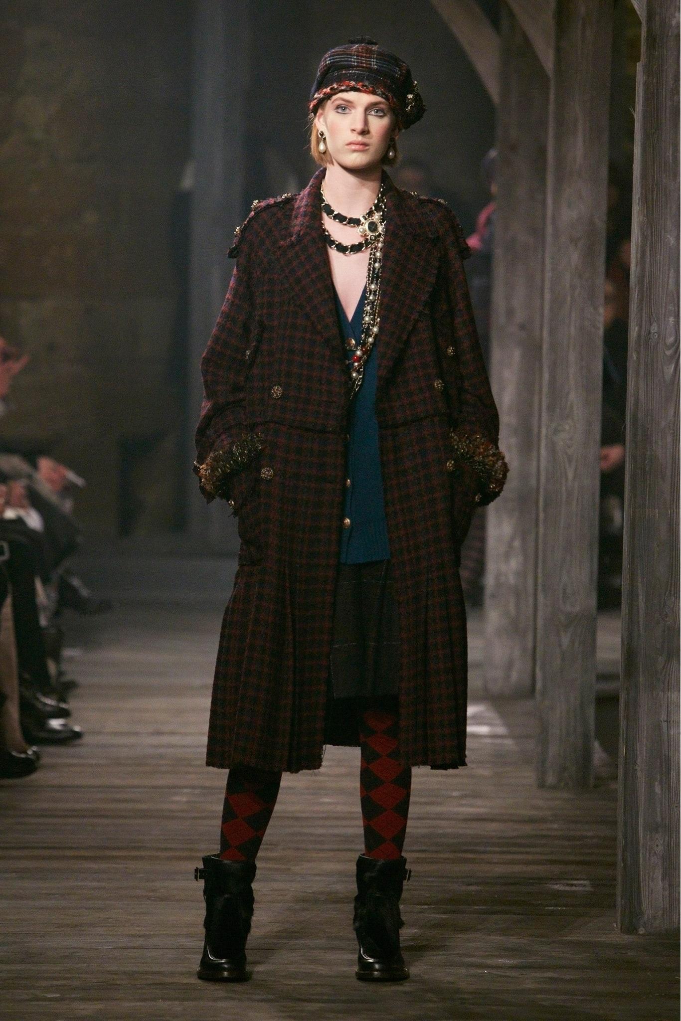 New collectors Chanel cashmere cardigan with tartan sleeves ~ from Runway of Paris / EDINBURGH Collection by Karl Lagerfeld
- CC logo plaid buttons
- sublime colour shade : blue ~ deep turquoise
- made of 100% softest cashmere
Size mark 38 FR /