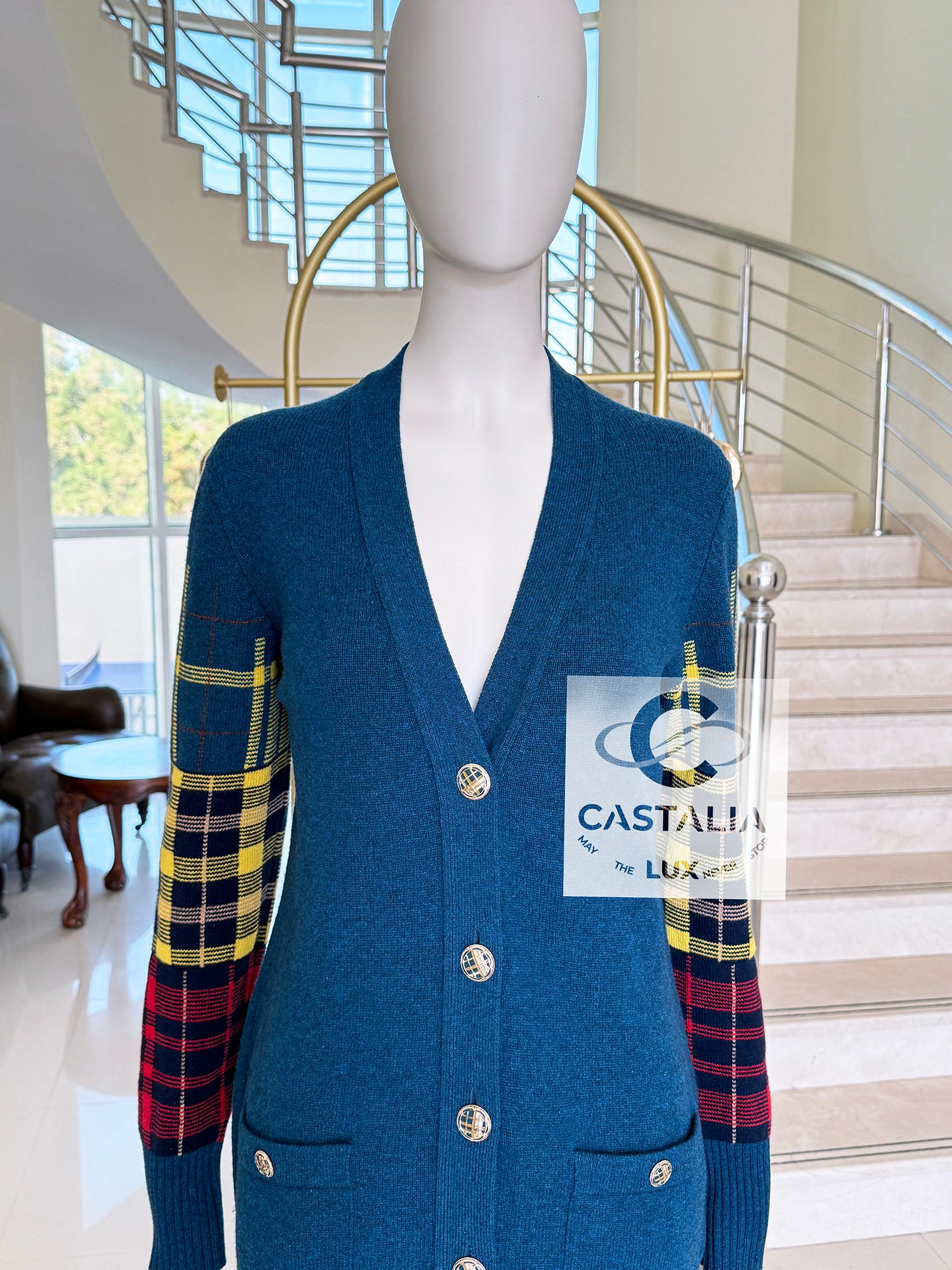 Chanel New Paris / Edinburgh Tartan Sleeves Runway Cardigan 38 FR In New Condition In Dubai, AE