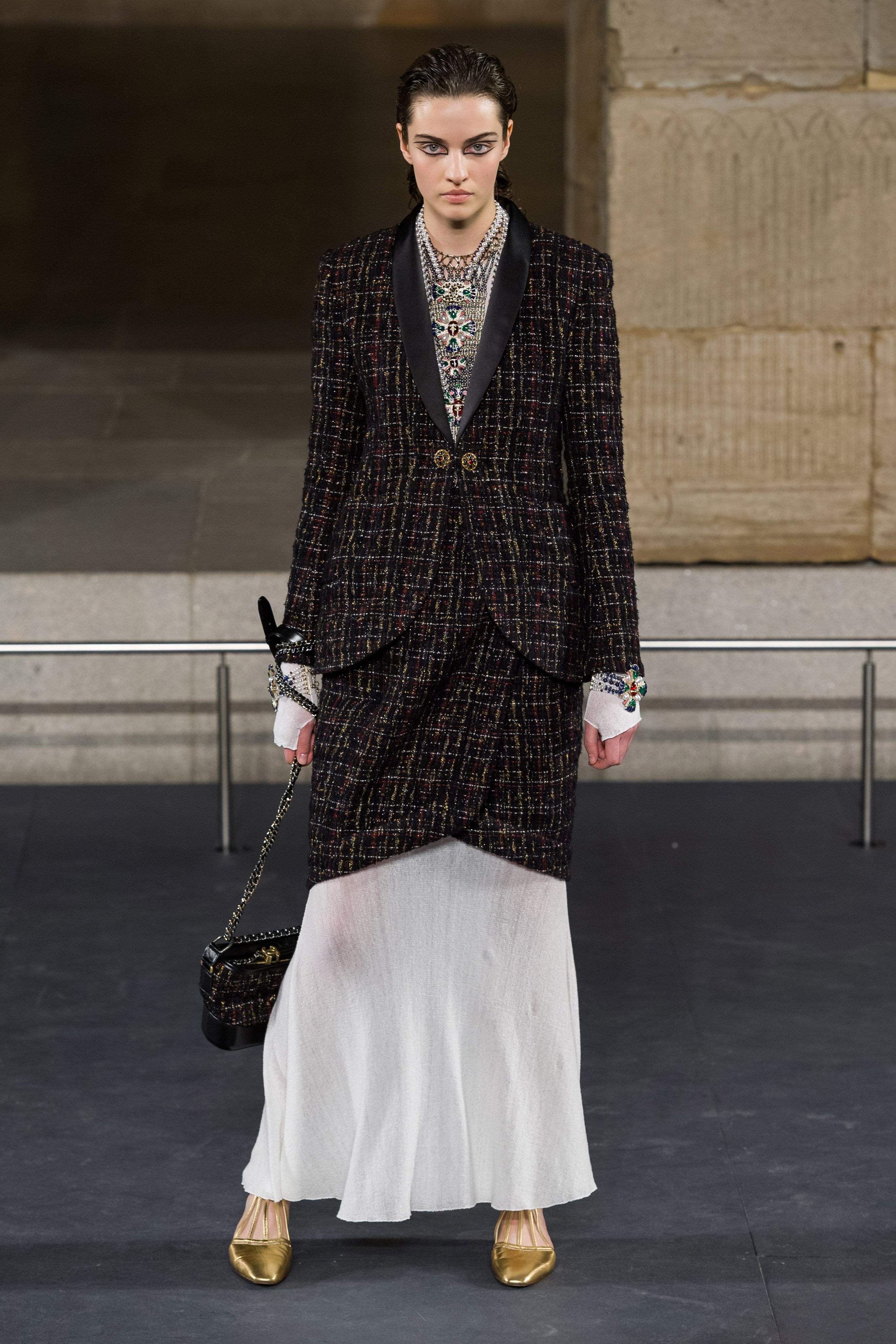 ~ Laufsteg der Paris / EGYPT 2019 Métiers d'Art Collection von Karl Lagerfeld

~ Eine Beschwörung der Dämmerung am Nil - tiefblauer Tweed mit irisierendem Schimmer, wie Wasser, in dem sich antike Steintempel unter den Sternen spiegeln.

~ Eine ewige