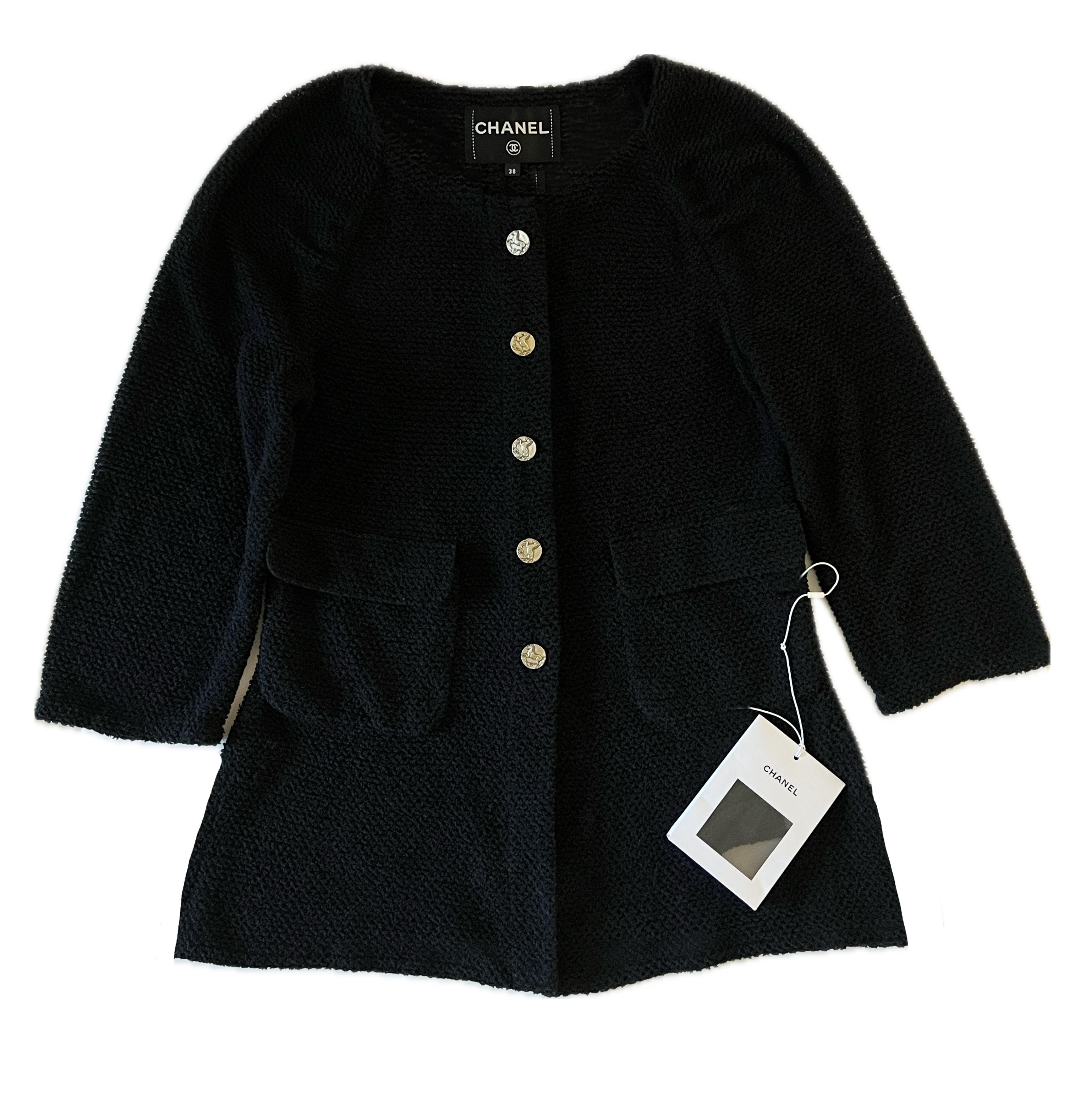 Neue zeitlose Chanel Jacke aus schwarzem Tweed aus Paris / Ancient GREECE Cruise Collection
- CC Logo antike Knöpfe
Größenbezeichnung 38 FR. Wird mit einem Beutel mit extra Stoffmustern geliefert.