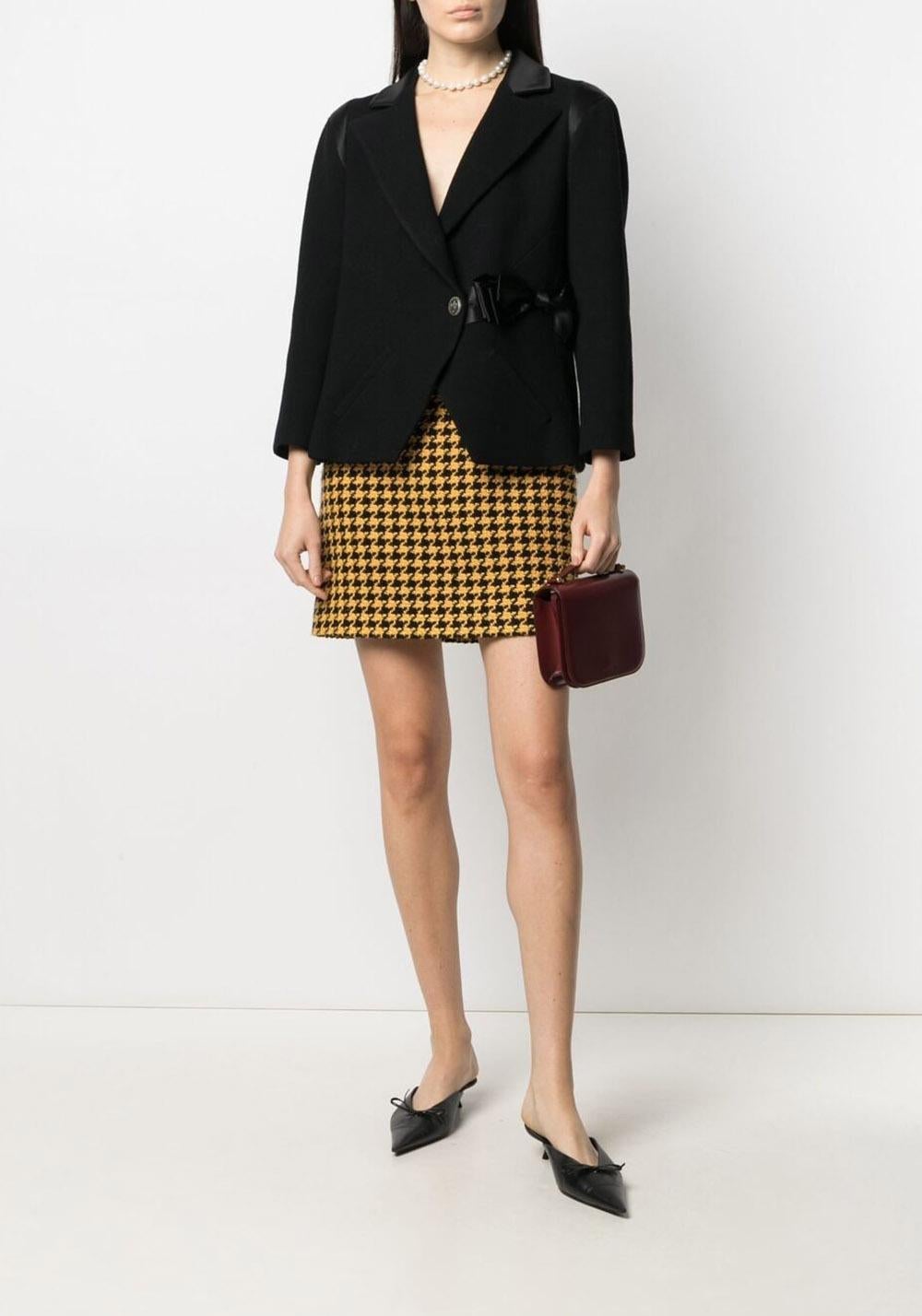 Nouvelle veste intemporelle Chanel en tweed noir dans l'interprétation de la Collection Paris / LONDON, Metiers d'Art par le Maestro Karl Lagerfeld.
Prix boutique supérieur à 9 000
- Boutons 