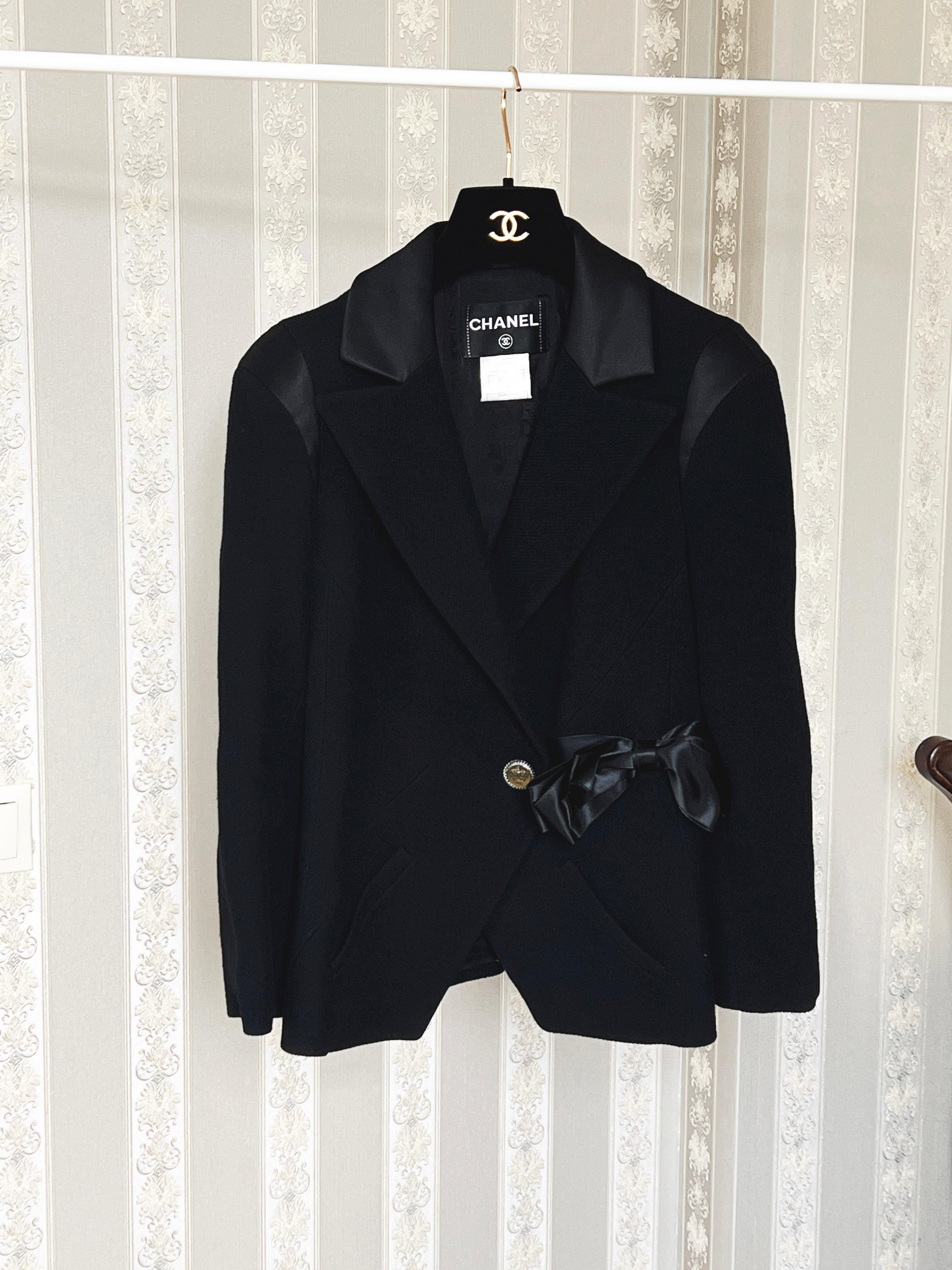 Chanel New Paris / London Runway Black Tweed Jacket For Sale 3