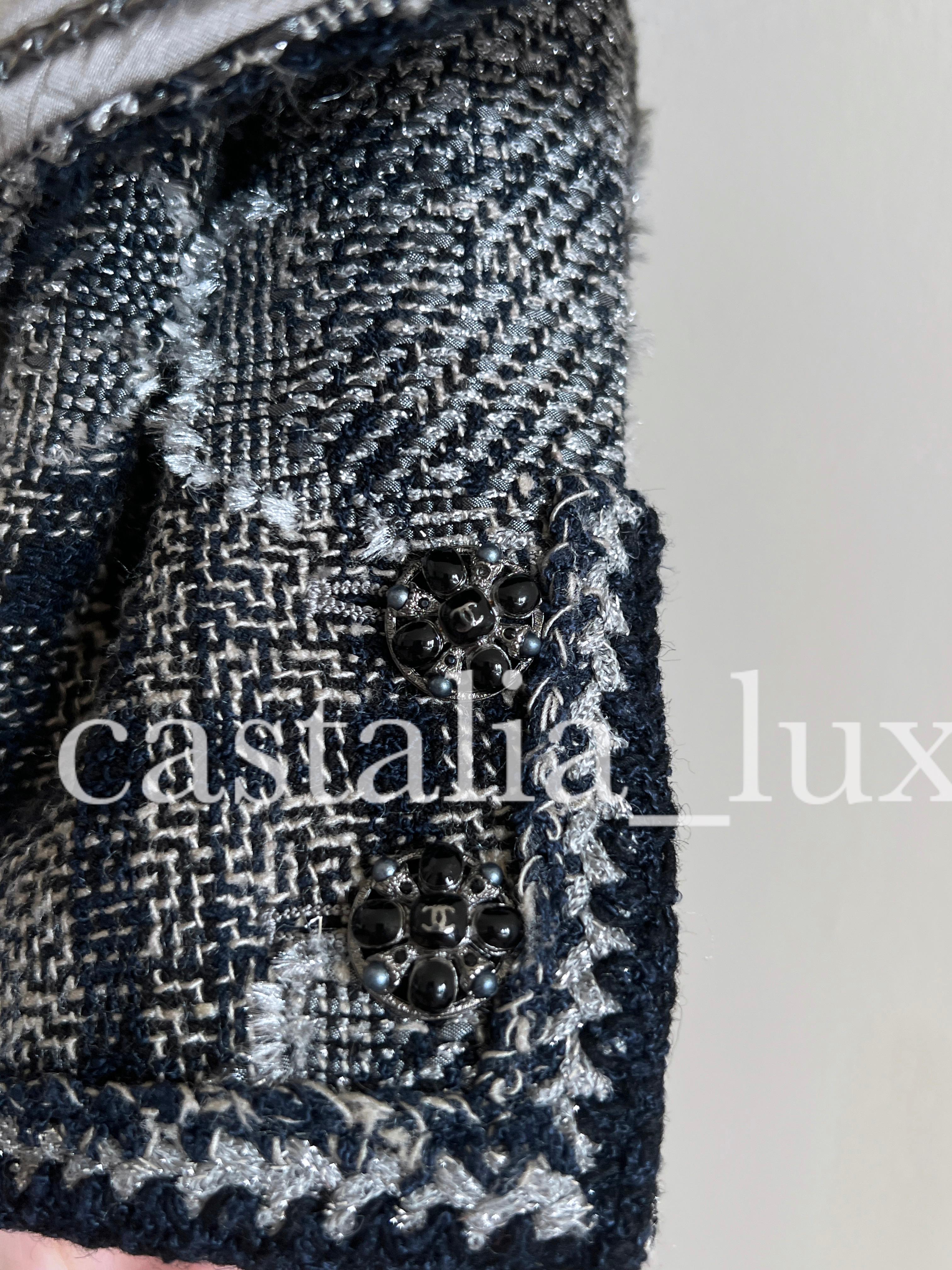 Chanel New Paris / New York CC Schmuckknöpfe Tweed-Jacke mit Knopfleisten, neu im Angebot 6