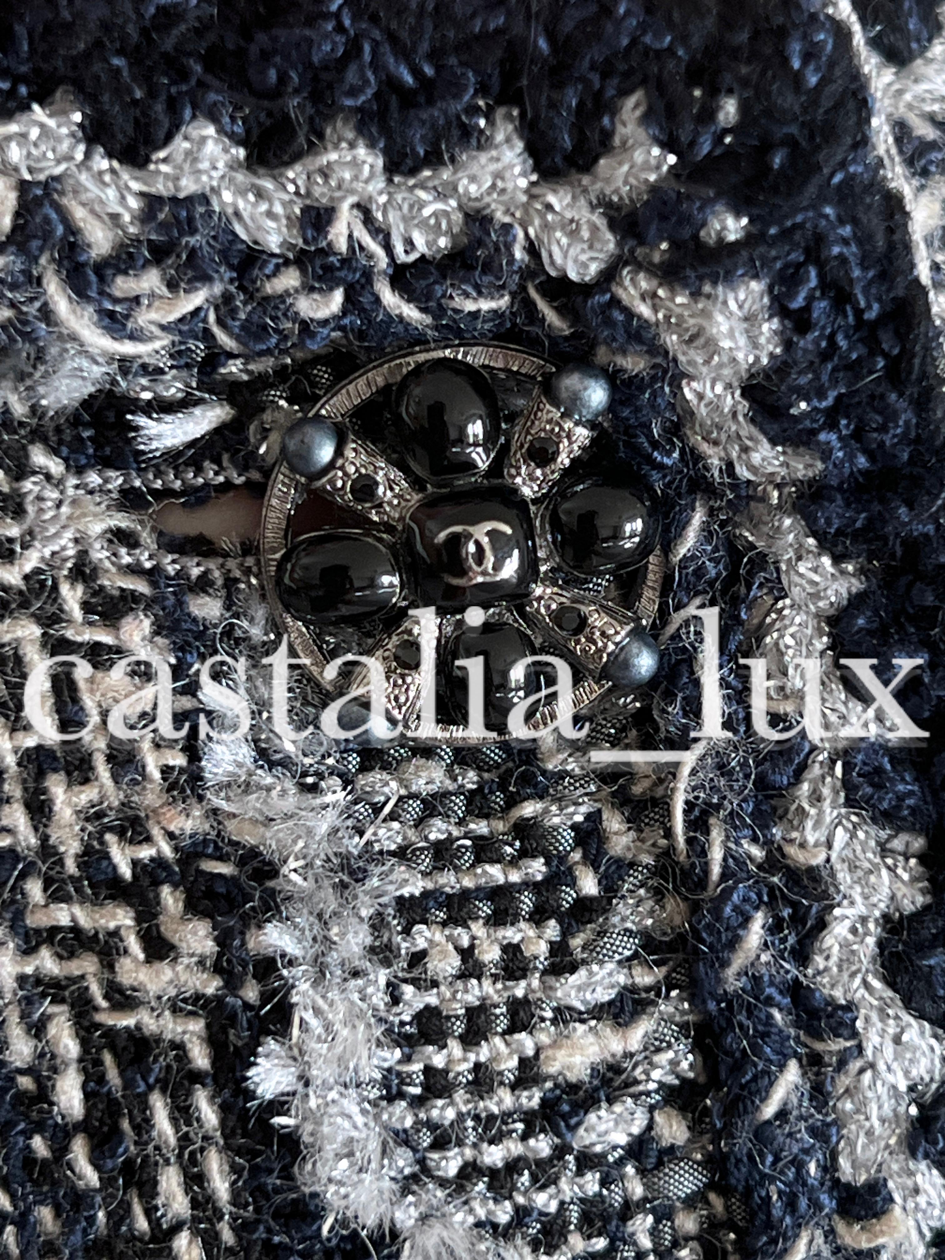 Absolument magnifique veste en tweed Lesage de Chanel avec Camélias de Paris / Collection &New, Metiers d'Art
Le prix de vente au détail était de plus de 9 000 $.
Taille 46 fr. Jamais porté !
Des détails dignes d'un chef-d'œuvre, comme on peut s'y