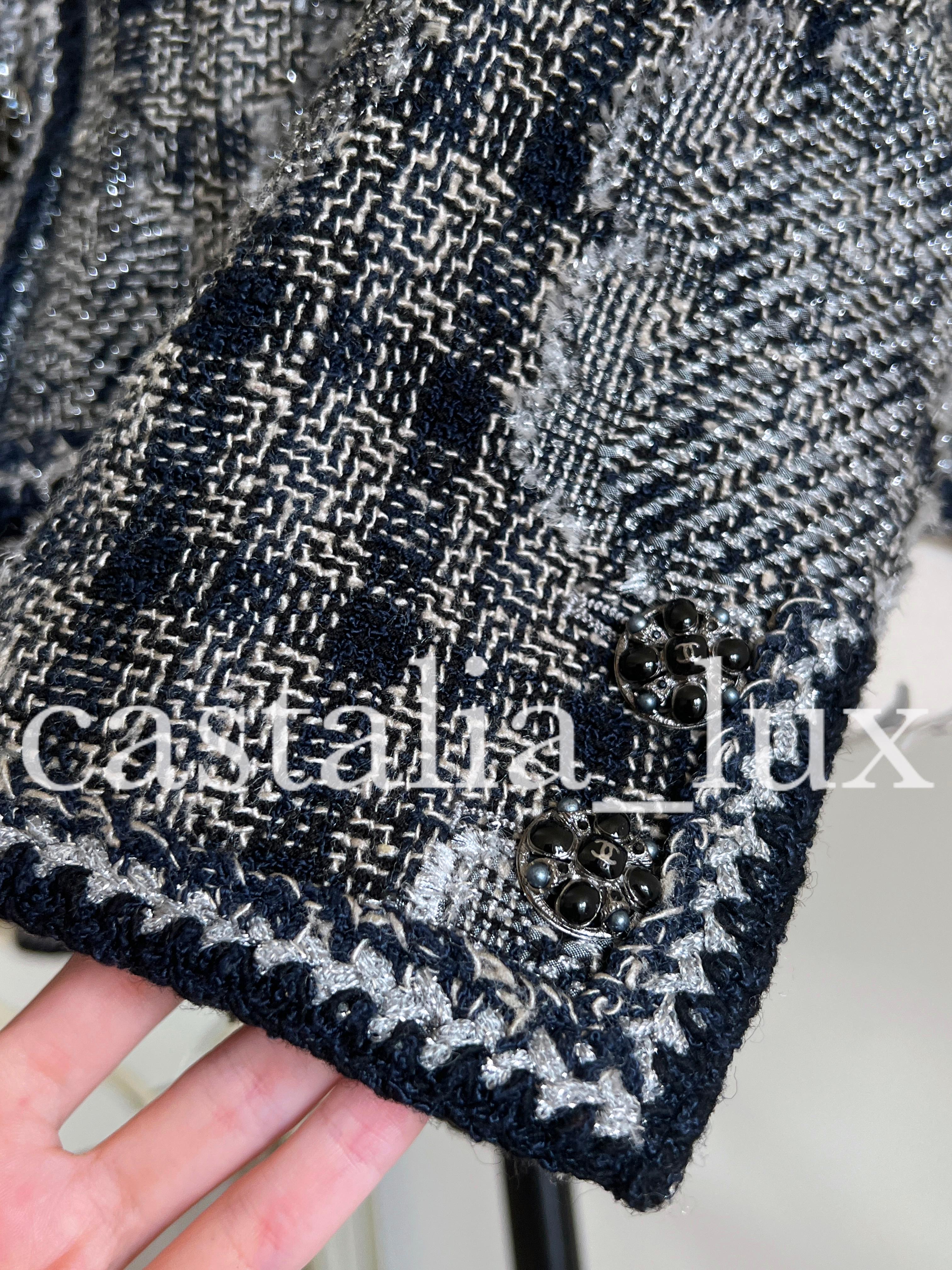 Chanel New Paris / New York CC Schmuckknöpfe Tweed-Jacke mit Knopfleisten, neu im Zustand „Neu“ im Angebot in Dubai, AE