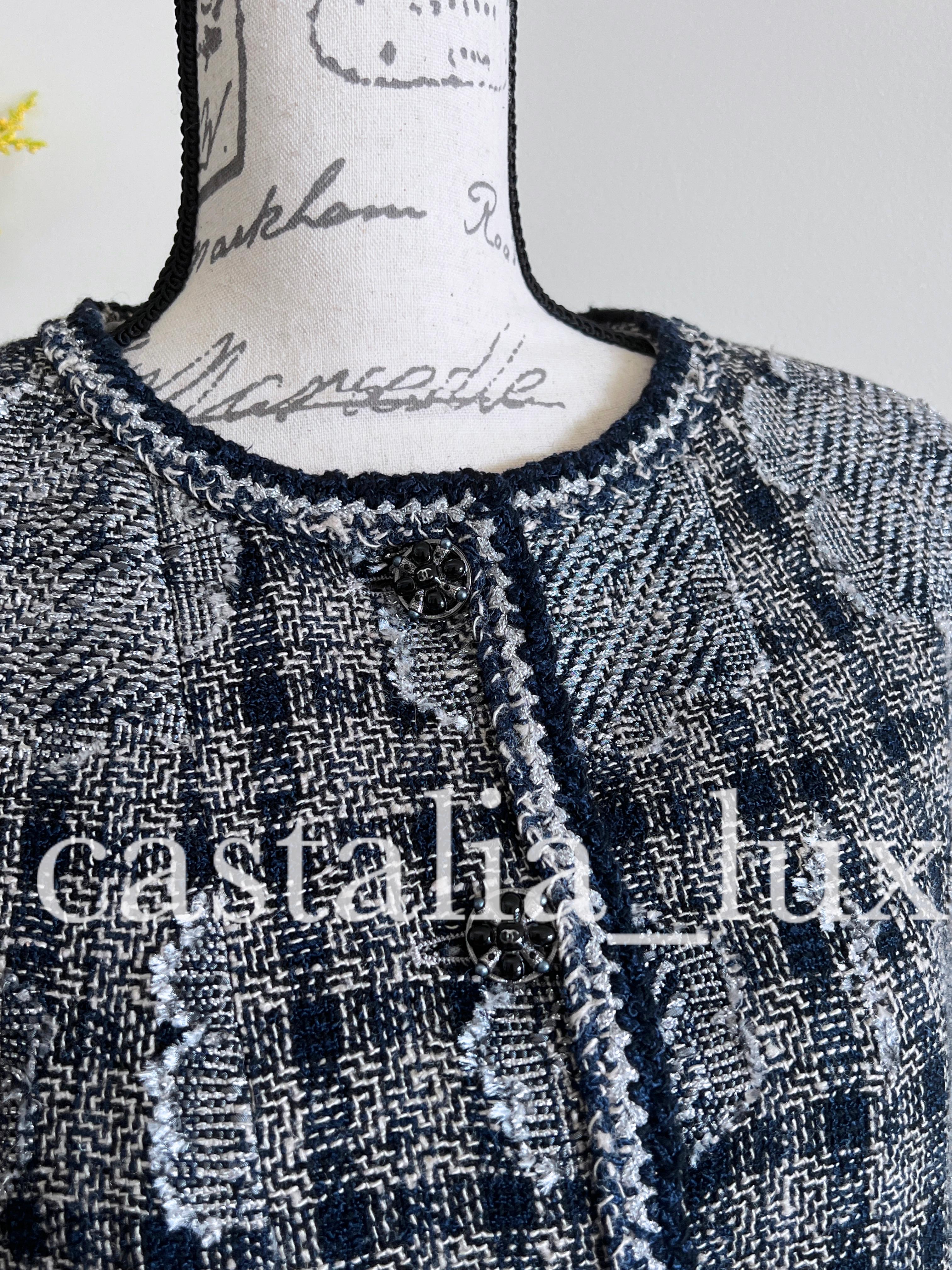 Chanel New Paris / New York CC Schmuckknöpfe Tweed-Jacke mit Knopfleisten, neu im Angebot 1