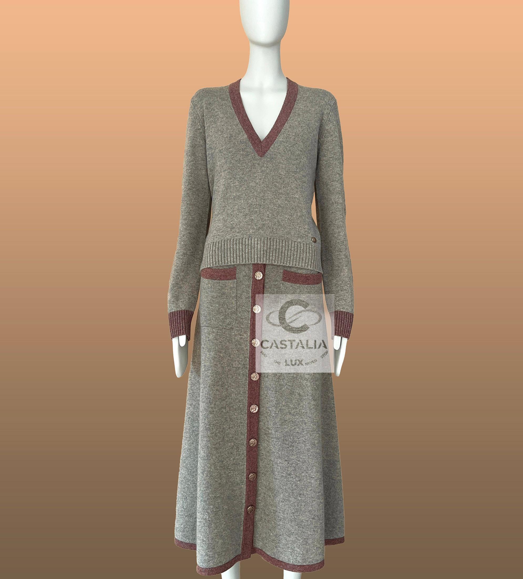 Chanel New Paris / Rome Beige Cashmere Lounge Suit 36 FR en vente 1