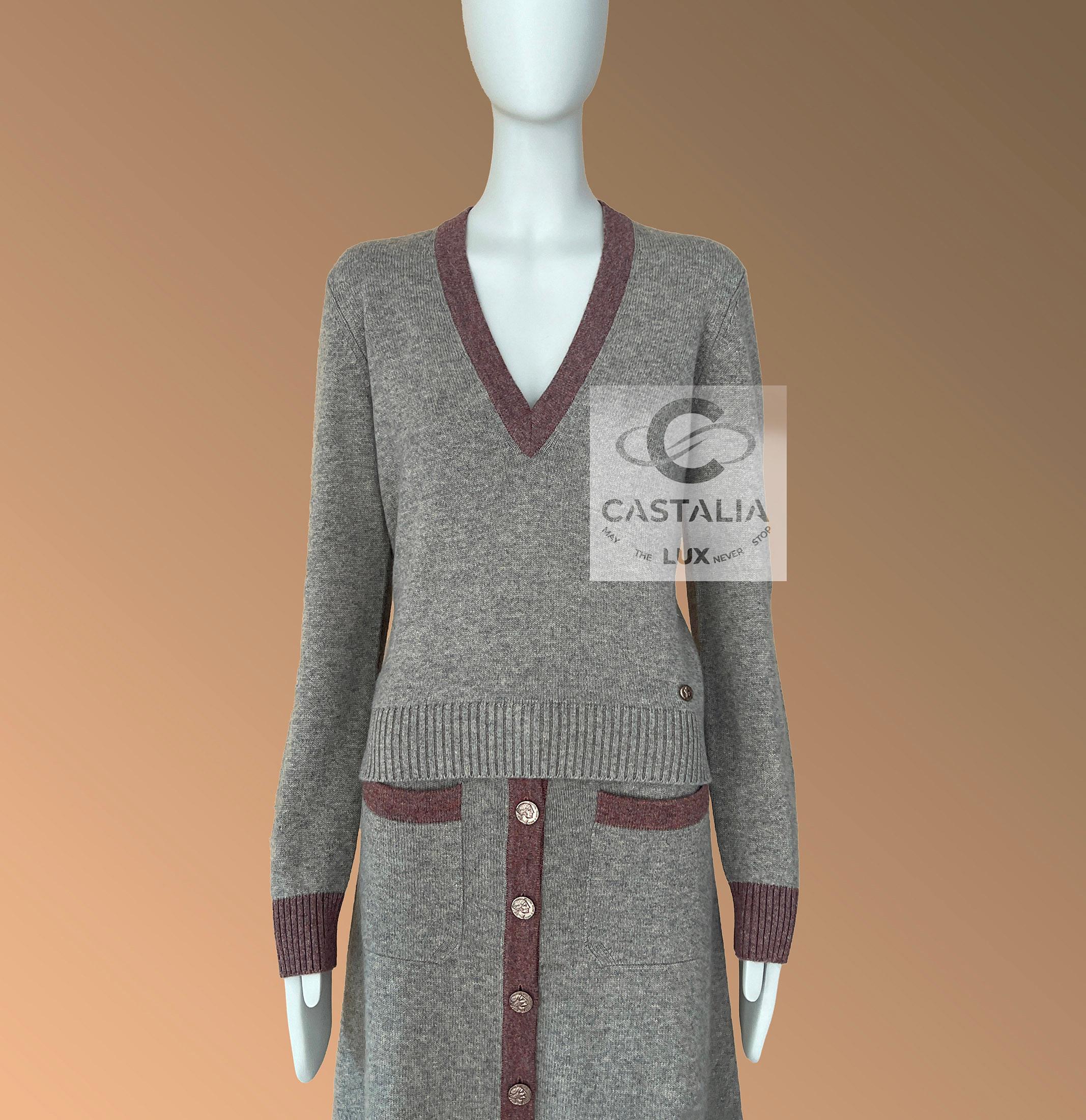 Chanel New Paris / Rome Beige Cashmere Lounge Suit 36 FR en vente 2