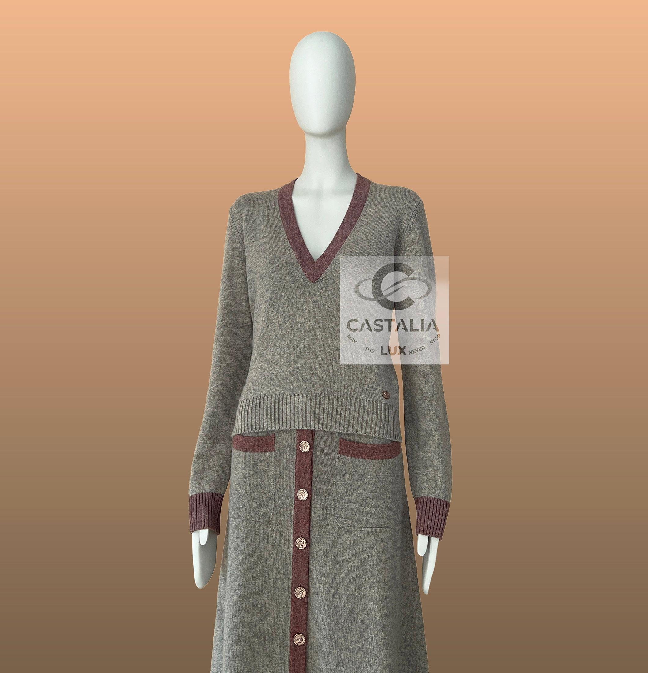 Chanel New Paris / Rome Beige Cashmere Lounge Suit 36 FR en vente 5